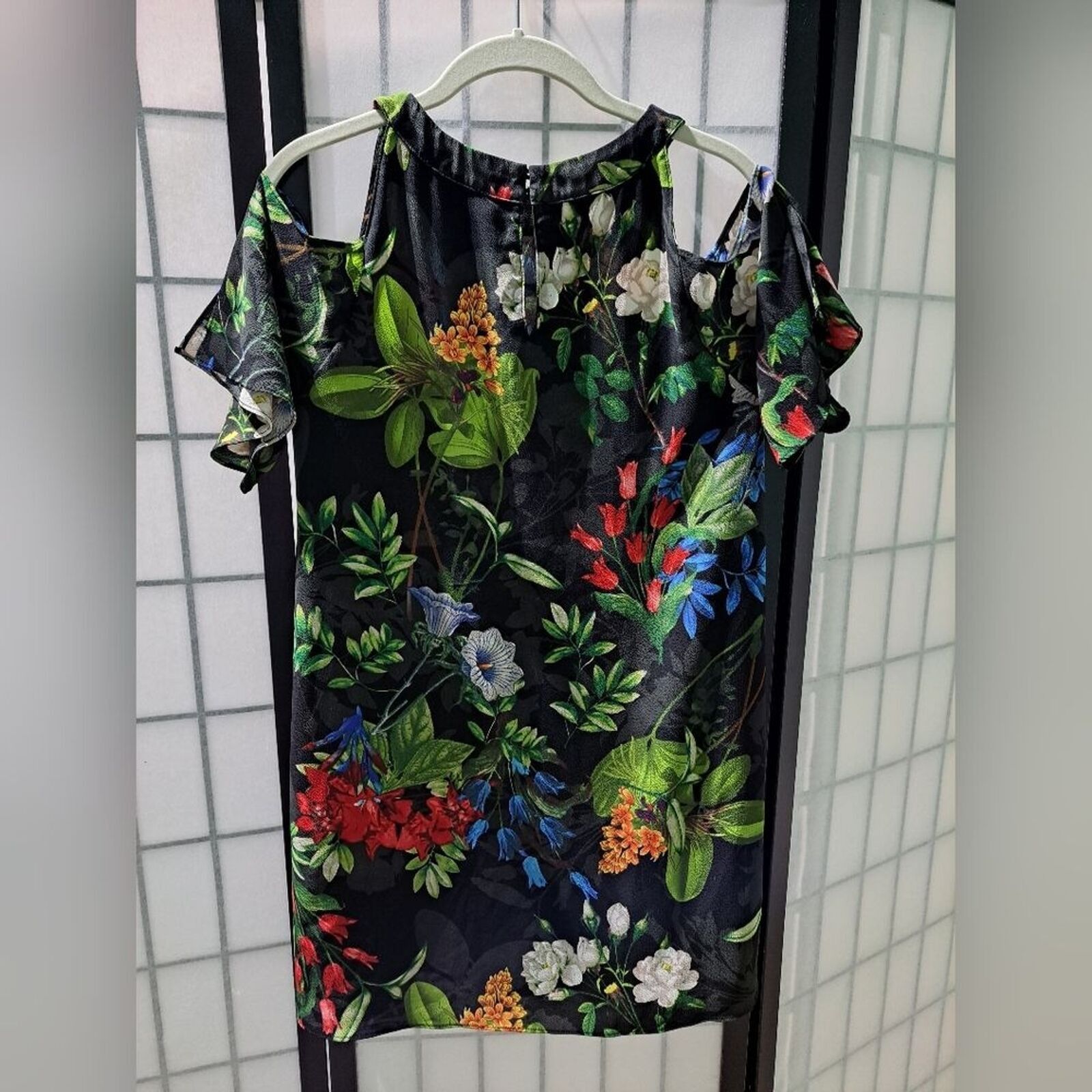 Other Lulu's colorful floral 'cold-shoulder' black blouse top sz S Size S / US 4 / IT 40 - 2 Thumbnail