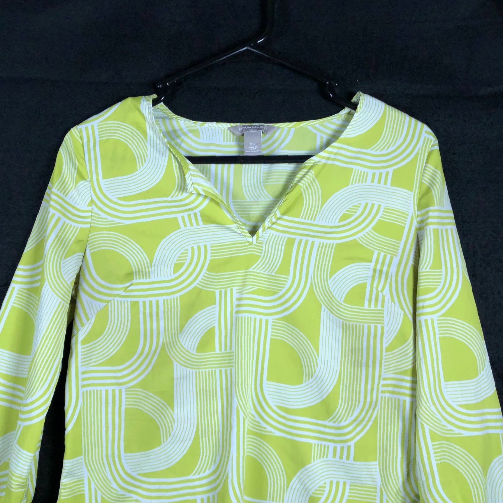 Banana Republic Banana Republic Blouse Women XS V-Neck Lightweight White Lime Green Geometric Pattern Sleeves Long Cultured Casual Workwear Office Size XS / US 0-2 / IT 36-38 - 2 Thumbnail
