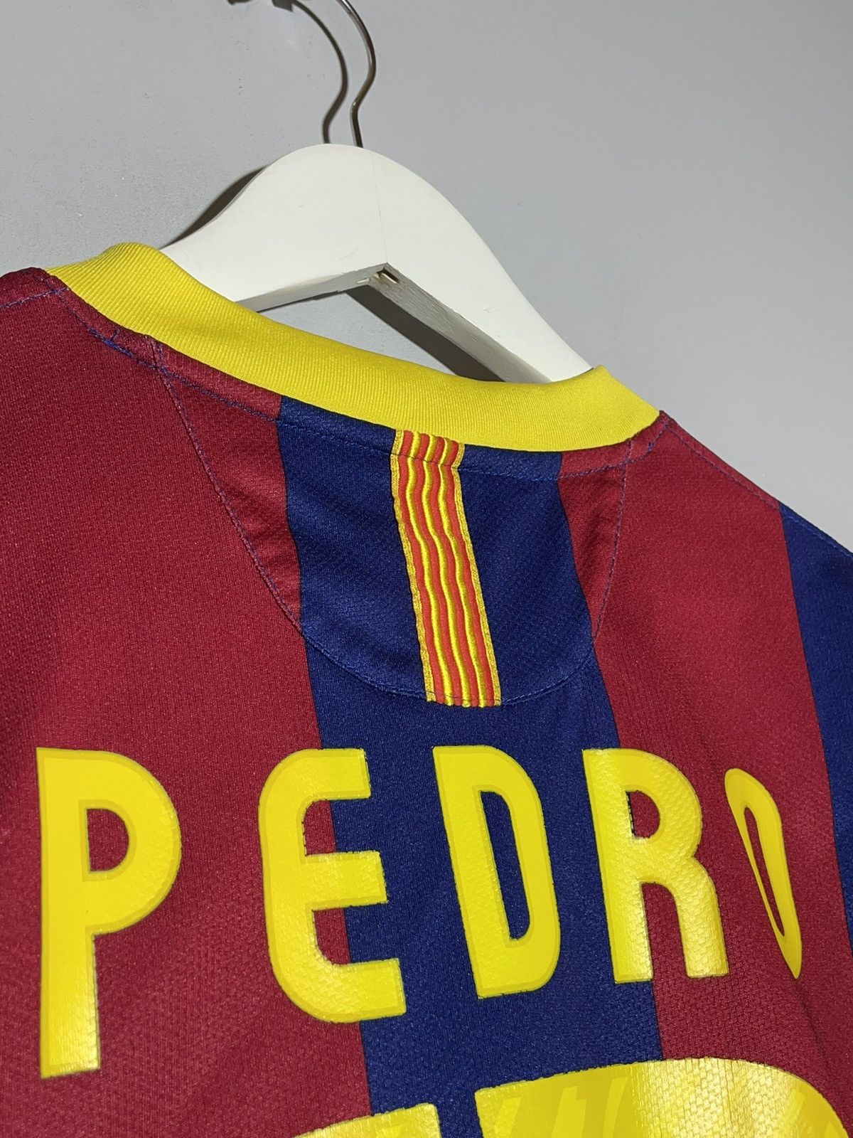 Nike #17 Pedro F.C Barcelona Nike 2010/11 Home Y2K Football Shirt Size US M / EU 48-50 / 2 - 13 Thumbnail