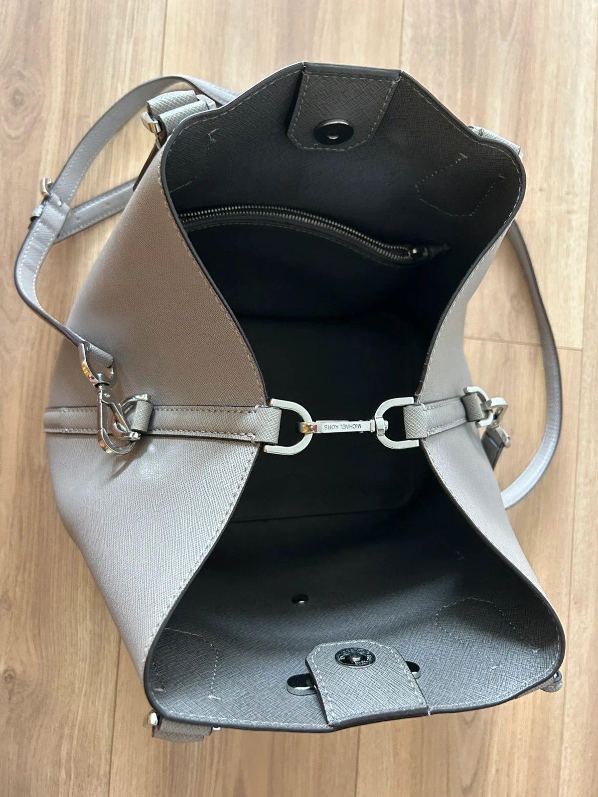 Michael Kors Michael Kors Greenwich leather grey grab bag Size ONE SIZE - 7 Thumbnail