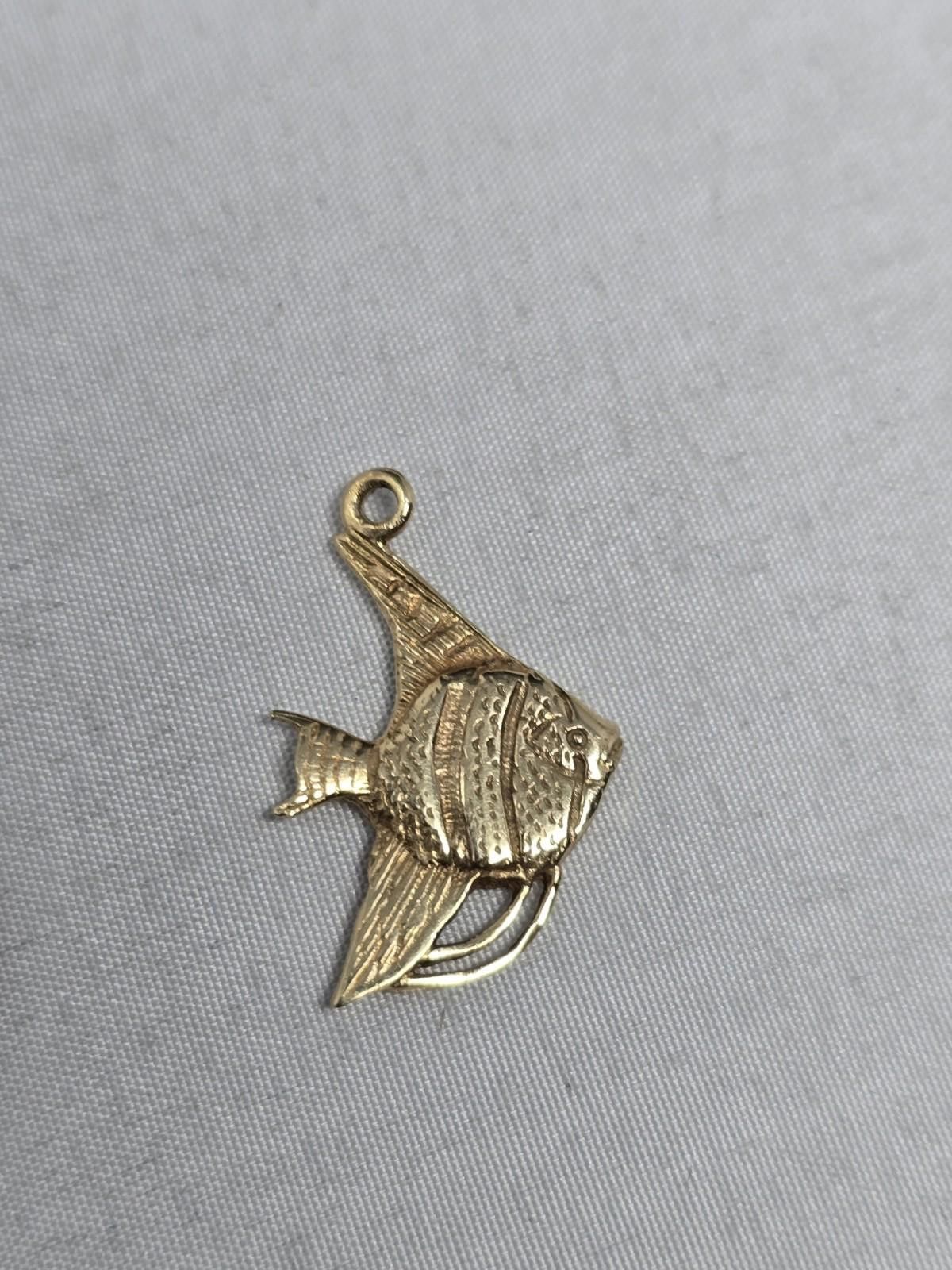 The Unbranded Brand 14K Gold Angelfish Charm Pendant Vintage Style Size ONE SIZE - 9 Thumbnail