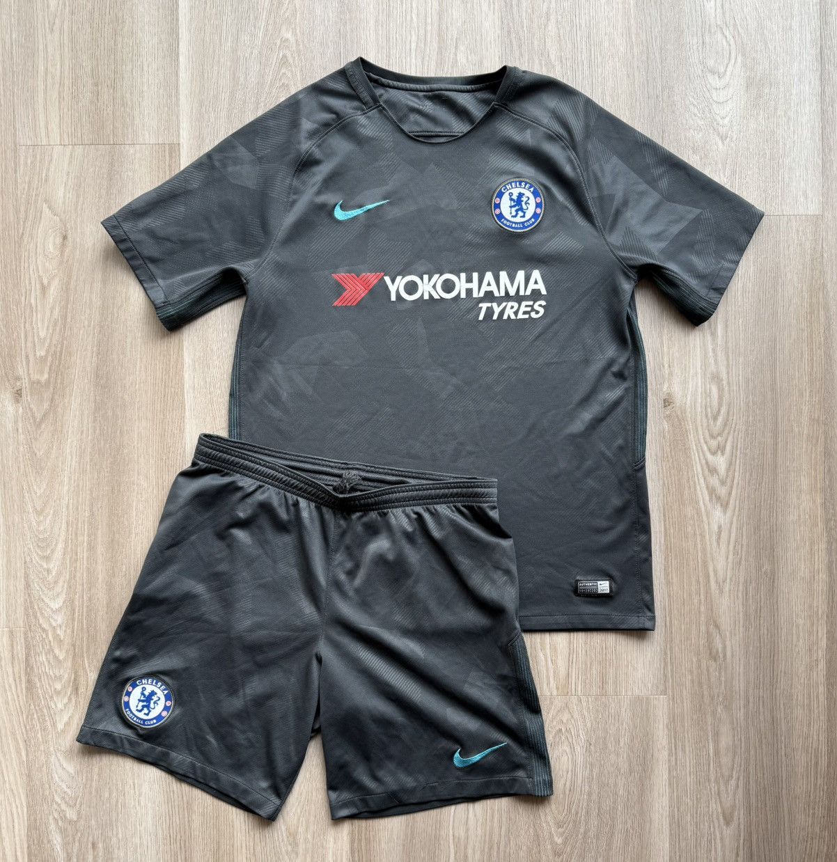 Nike Nike 2017/18 Chelsea Football Suit Soccer Shorts and Jersey Size US M / EU 48-50 / 2 - 1 Thumbnail