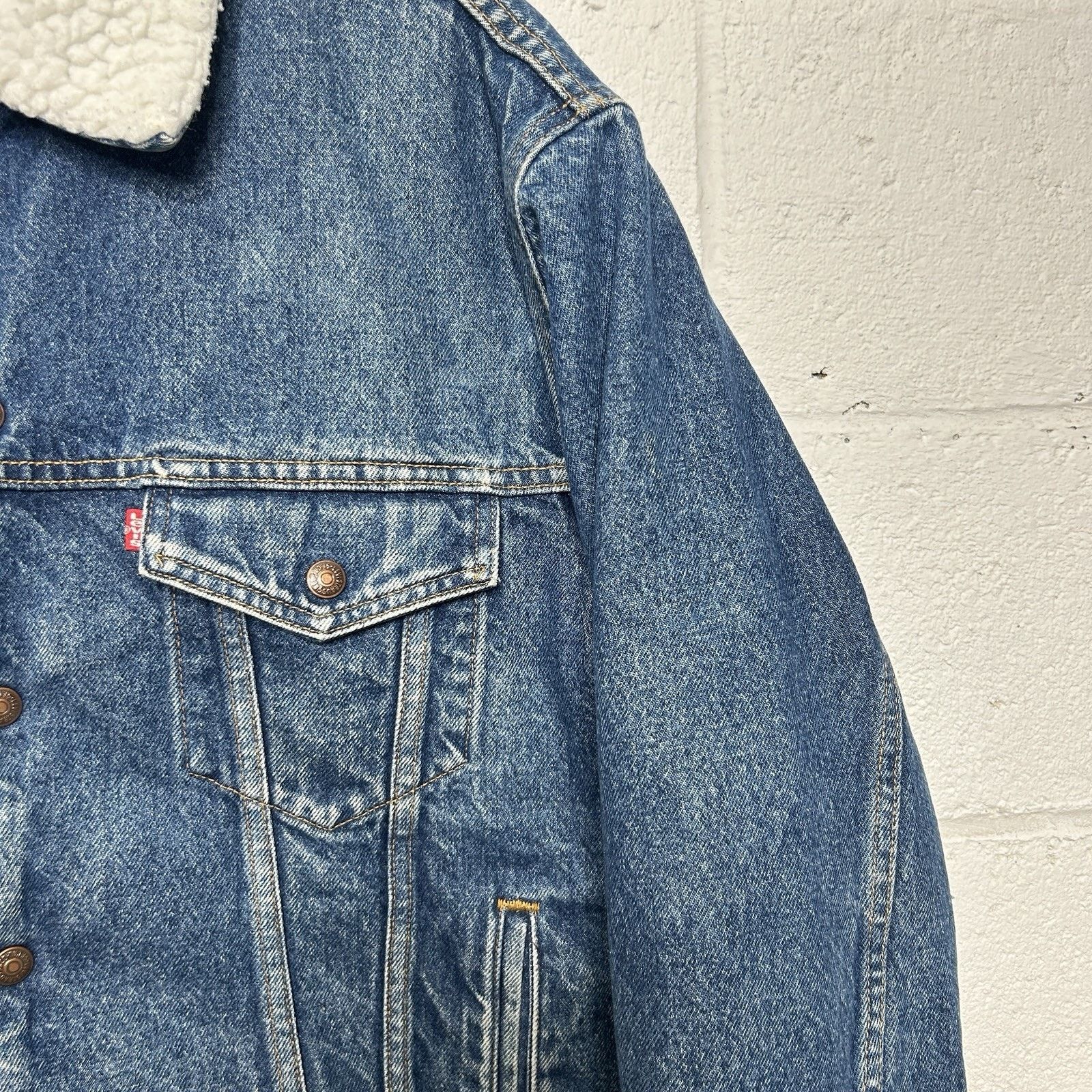 Levi's Vintage Levi's Sherpa-Lined Denim Trucker Jacket “Dark Wash” Size US M / EU 48-50 / 2 - 3 Thumbnail