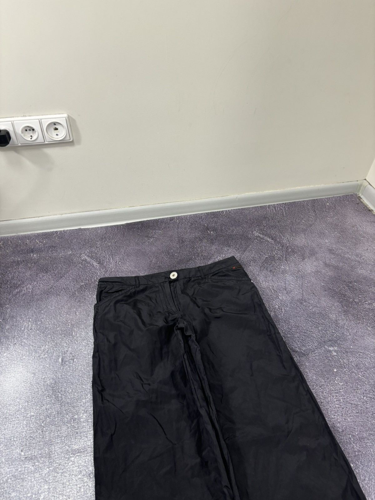 Versace Vintage Versace Sport Women’s Rare Black Baggy Nylon Pants Size 32" / US 10 / IT 46 - 13 Thumbnail