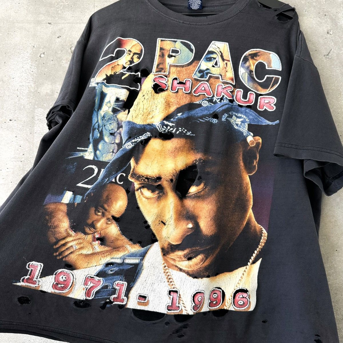 Rap Tees 90’s THRASHED Paper Thin 2PAC TUPAC Memorial T-Shirt Size US XL / EU 56 / 4 - 2 Thumbnail