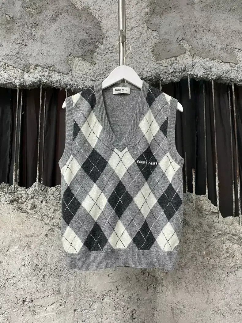 Miu Miu Miu Miu 40 Cashmere rhombic embroidered letter logo vest Size M / US 6-8 / IT 42-44 - 1 Thumbnail
