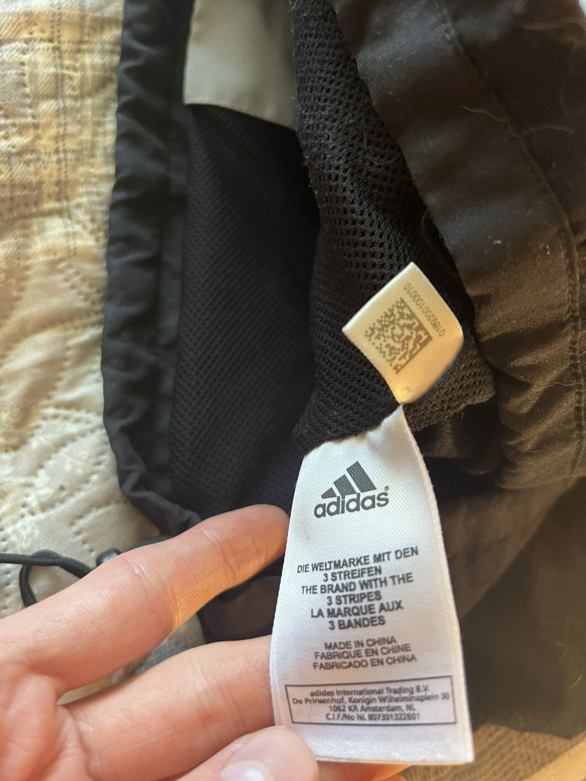 Adidas Real Madrid 03/04Adidas Kids M (12/152) Jacke Vintage 2000s Size US M / EU 48-50 / 2 - 5 Thumbnail