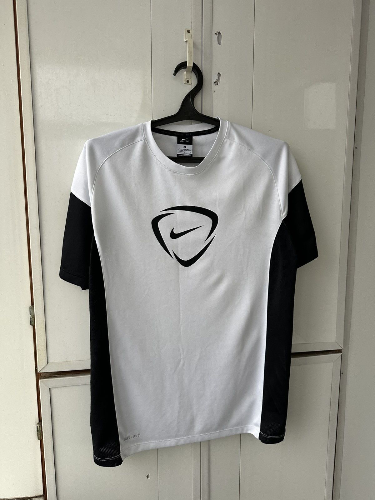 Nike Vintage Nike T-shirt Centre Logo Size US L / EU 52-54 / 3 - 5 Thumbnail