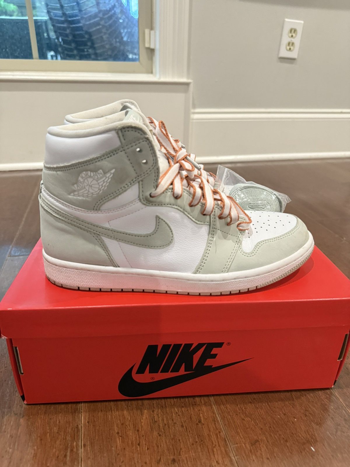 Jordan Brand × Nike Jordan 1 High Seafoam Size US 9 / IT 39 - 1 Thumbnail