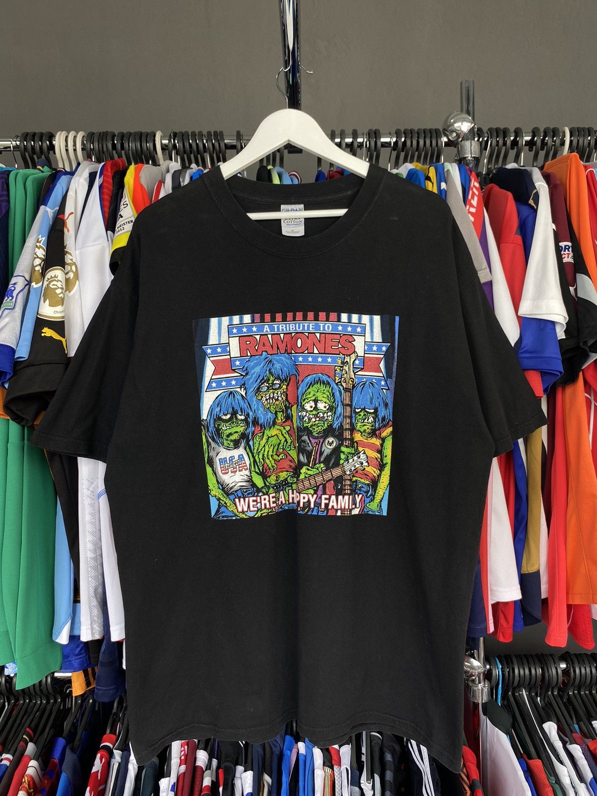 Gildan Vintage Ramones “We’re a Happy Family” Tribute Tee 2003 Size US XL / EU 56 / 4 - 1 Thumbnail