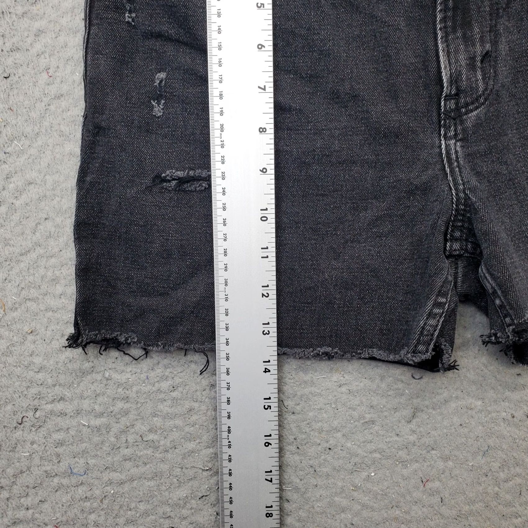 Abercrombie & Fitch Abercrombie & Fitch Cut Off Short Womens 29/8R Black Distressed Skinny High Rise Shirt Womens Size 29 Black Distressed 90s? Size 29" - 3 Thumbnail