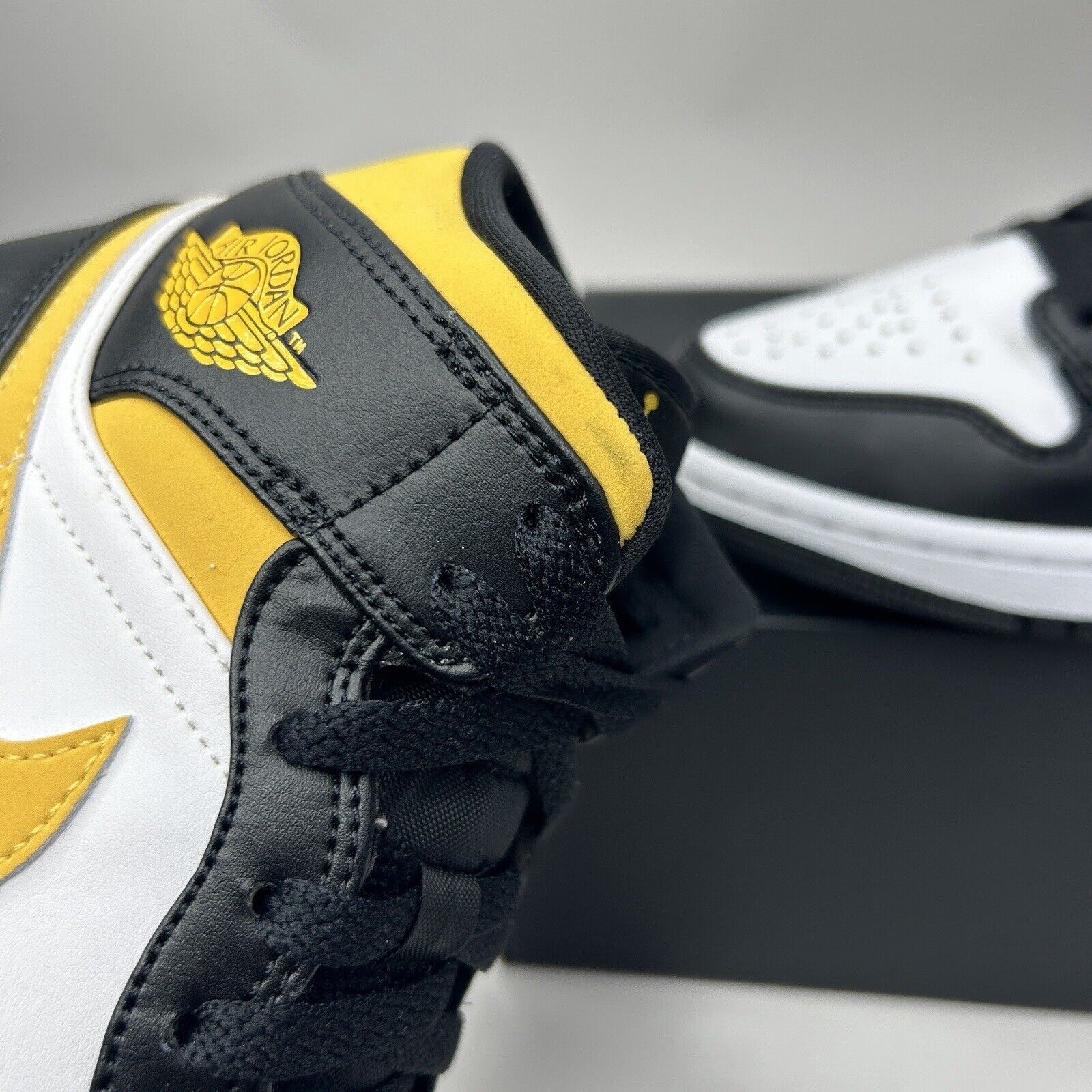Nike Nike Air Jordan 1 Retro Mid “Pollen/Black University Gold” Size US 8 / EU 41 - 9 Thumbnail