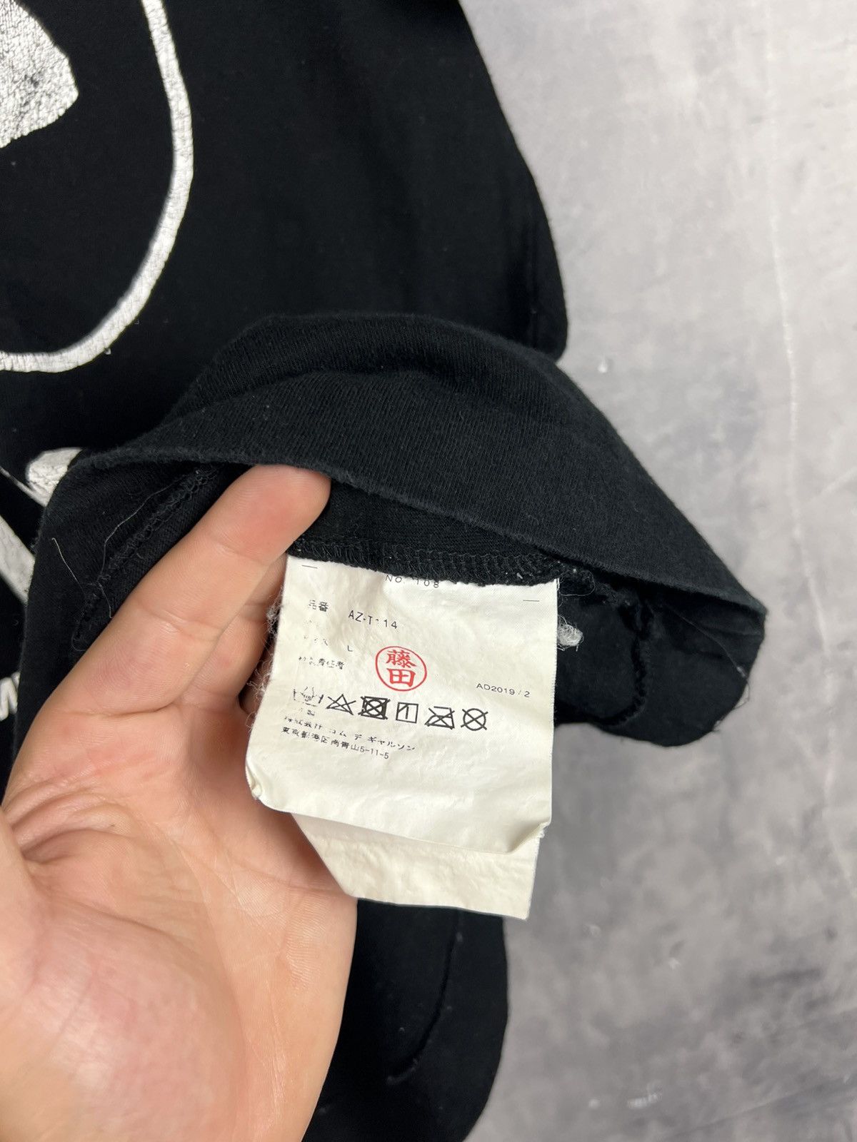 Comme des Garcons Comme Des Garcos PLAY Inverted Heart Logo Graphic Size L Size US L / EU 52-54 / 3 - 6 Thumbnail