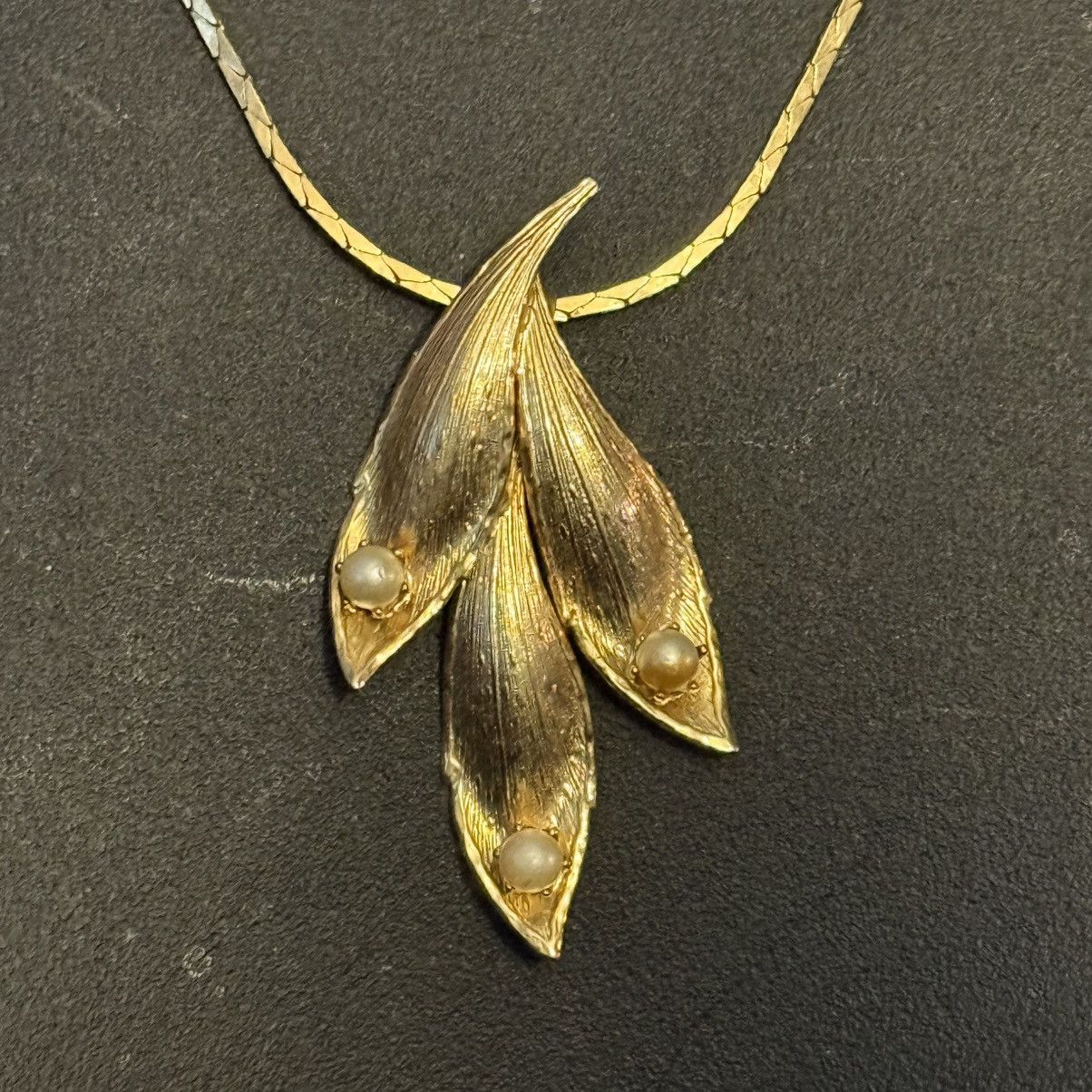 Vintage Vintage gold tone leaf cluster pendant necklace Size ONE SIZE - 2 Thumbnail