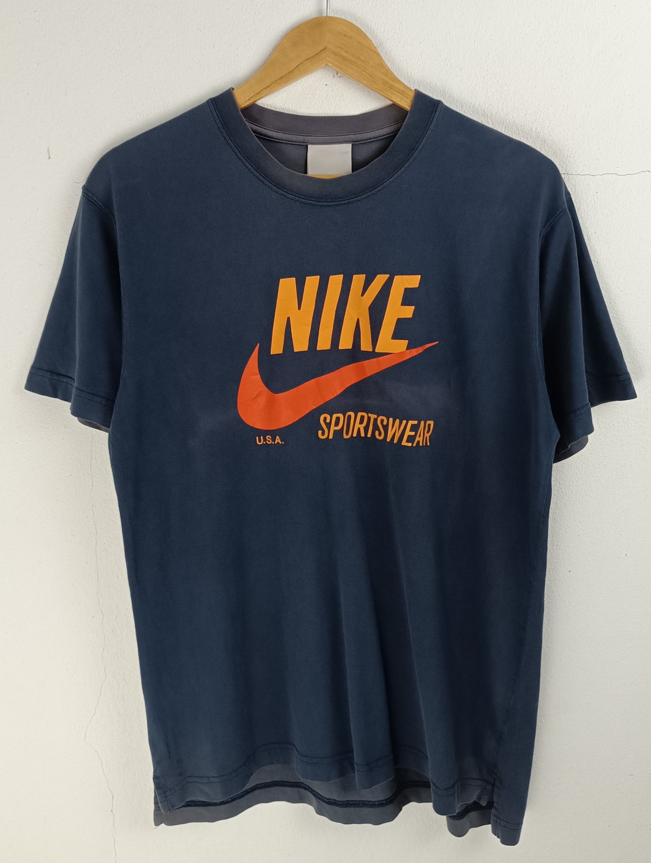 Nike THRASHED FADED VINTAGE Y2K NIKE SPORTSWEAR TEE BIG LOGO Size US M / EU 48-50 / 2 - 3 Thumbnail