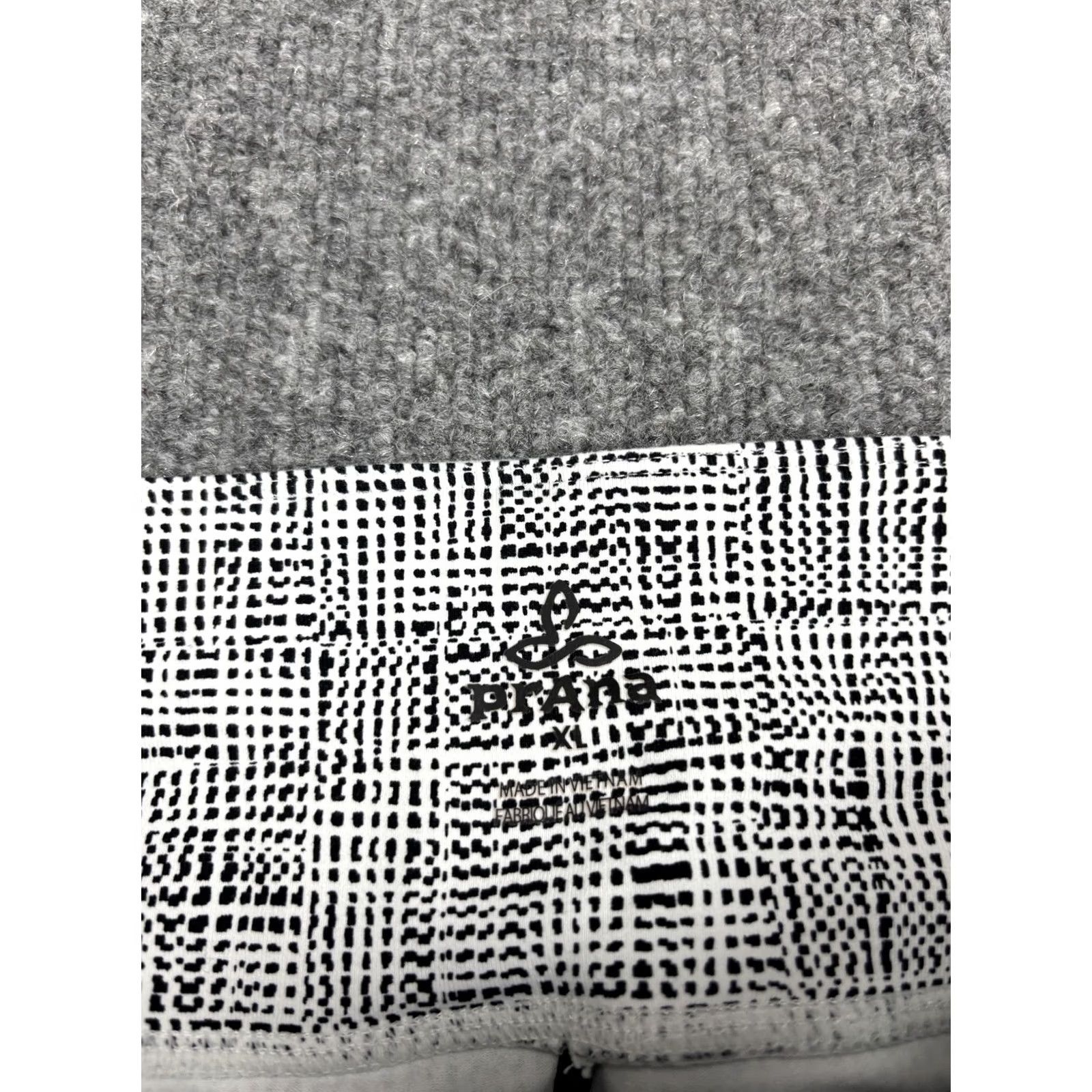 Prana PrAna Womens XL White Capri Leggings Ruched Geometric Print Yoga Gym Capri Pants Slim Fit Stretch Activewear Size 40" / US 18 - 2 Thumbnail