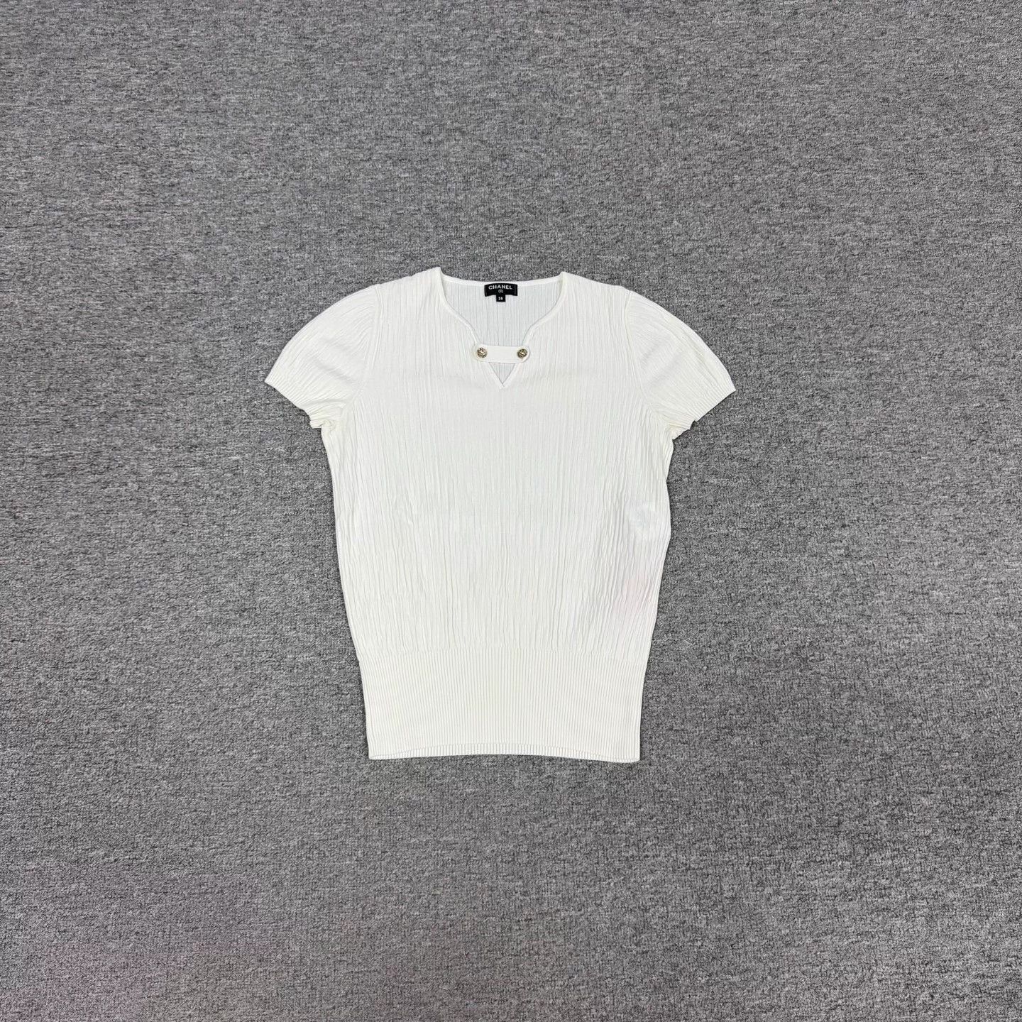 Chanel Chanel V-neck gold CC short-sleeve top EUR38 99new Size S / US 4 / IT 40 - 1 Thumbnail