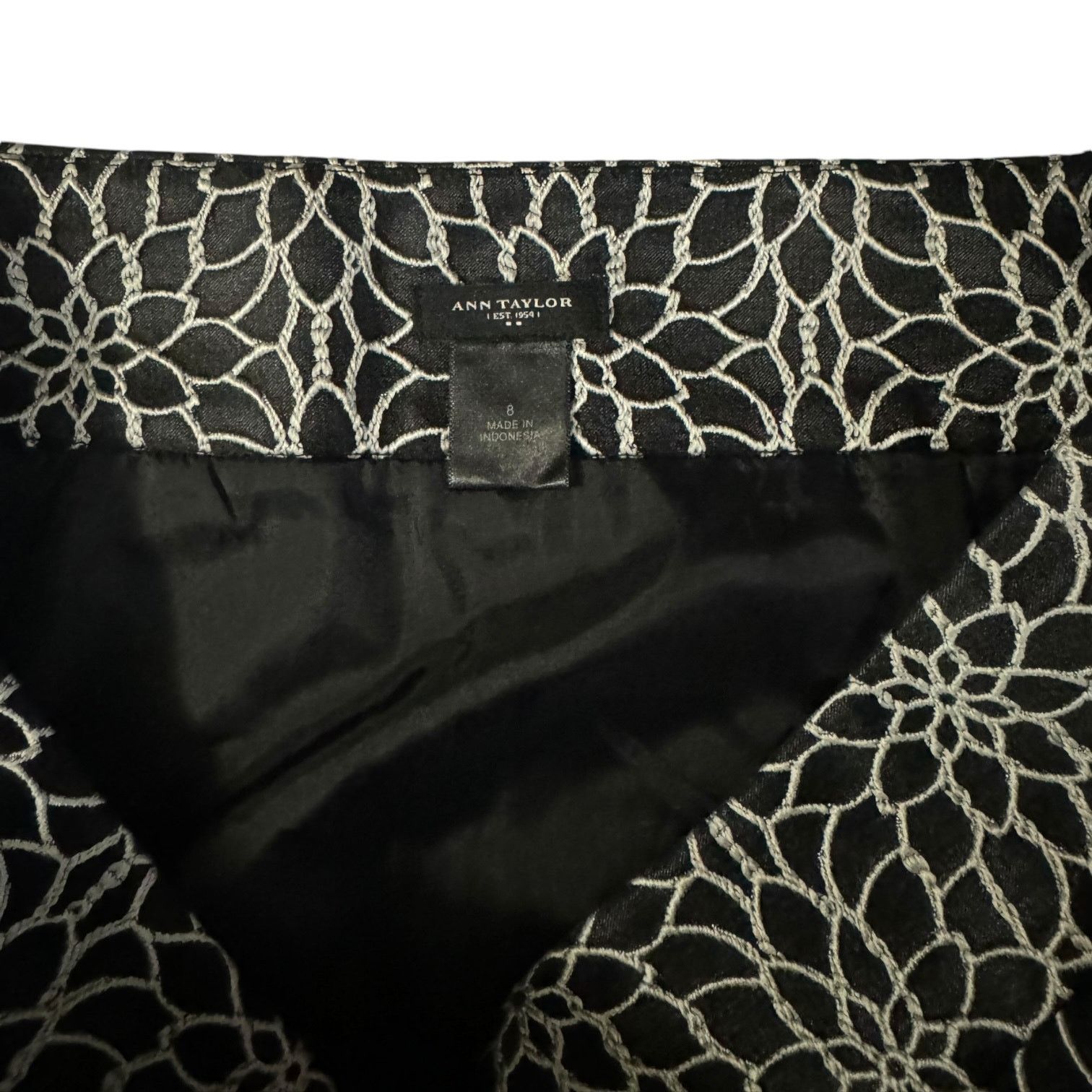 Ann Taylor Ann Taylor Skirt Black with White Floral Stitched Pattern 8 Size 30" / US 8 / IT 44 - 5 Thumbnail