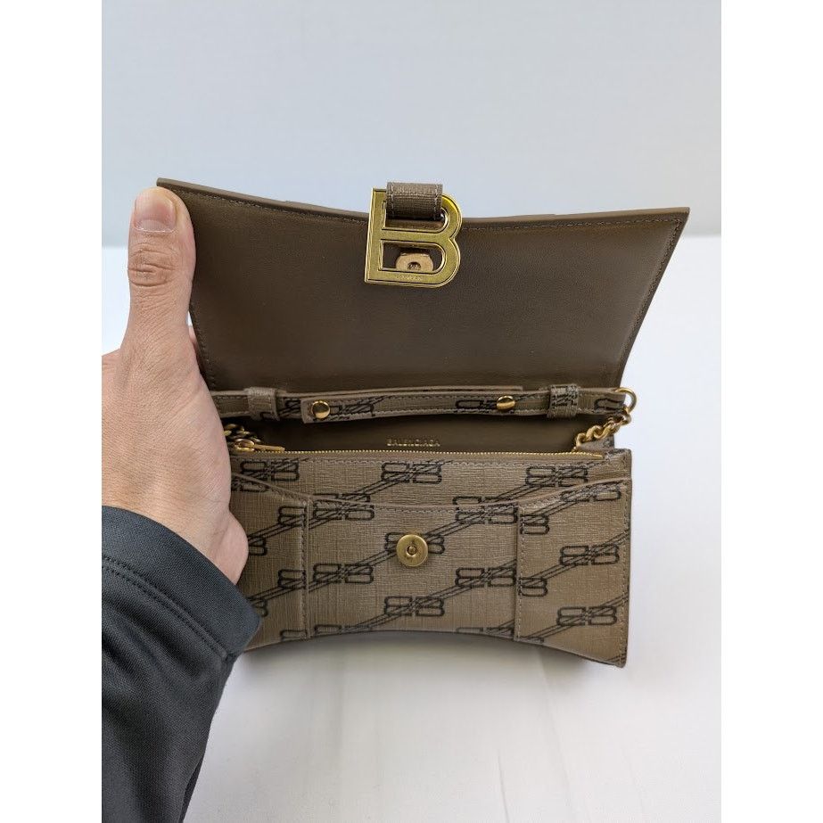 Balenciaga o1rshd1 Size: OS / BB Monogram Chain Shoulder Bag in Tan Size ONE SIZE - 10 Thumbnail