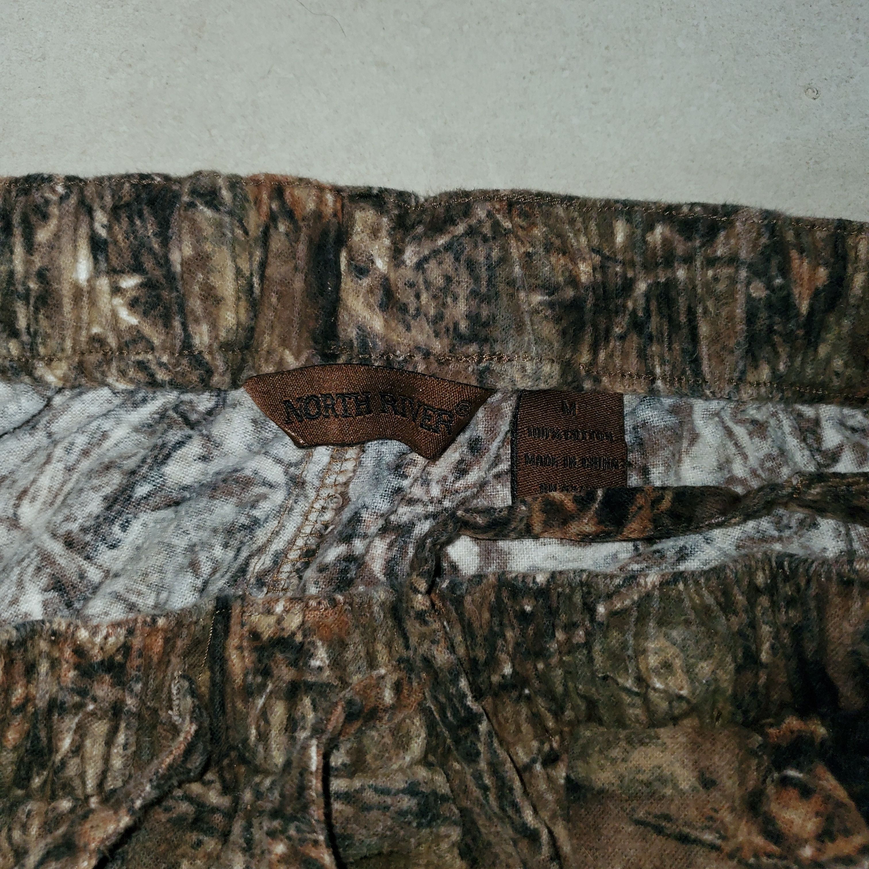 Realtree Vintage camo hunting sweatpants deer print Size US 33 - 8 Thumbnail