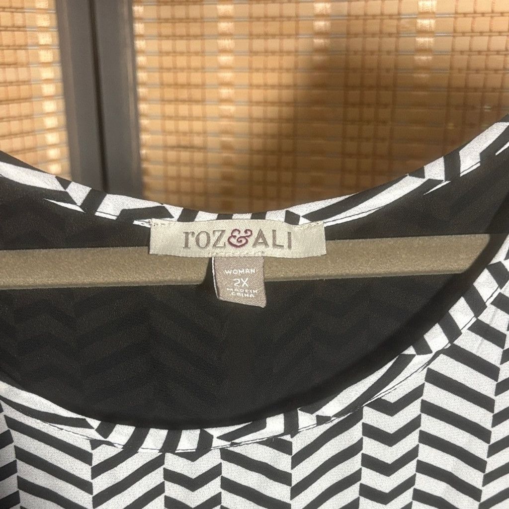 Other Roz & Ali Black and White Chevron Blouse Size XXL / US 16-18 / IT 52-54 - 2 Thumbnail