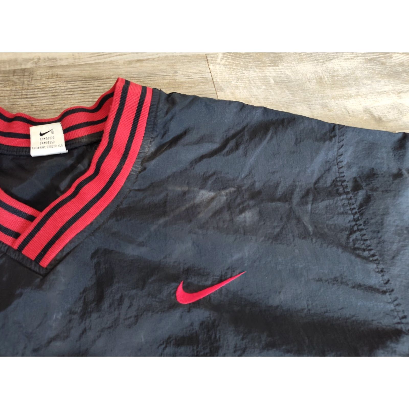Nike Vintage Nike V-Neck Windbreaker Pullover Black Red Mens Size XL Swoosh Logo Size US XL / EU 56 / 4 - 5 Thumbnail