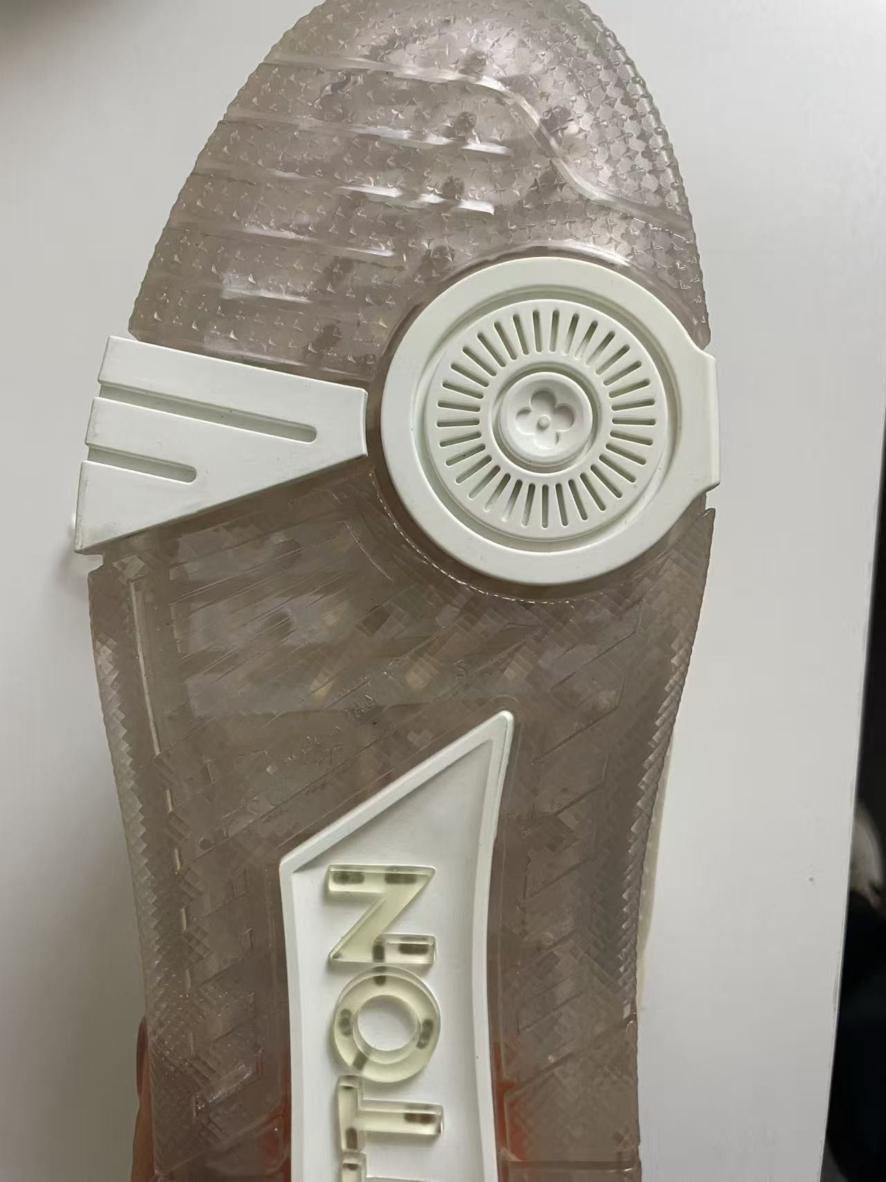 Louis Vuitton Louis Vuitton Trainer White Transparent Size US 8 / EU 41 - 15 Thumbnail