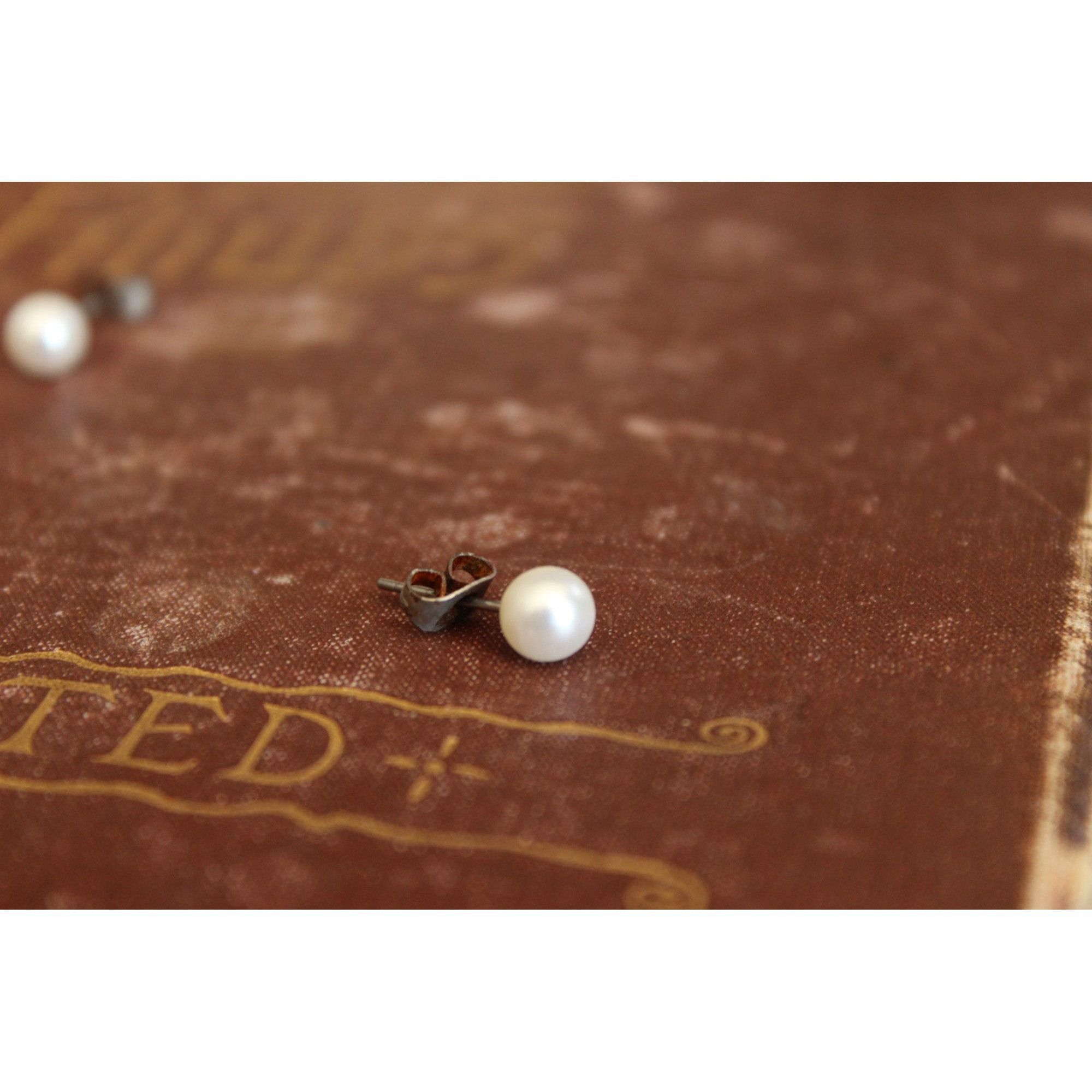 Vintage Vintage Earrings, White Faux Pearl Studs Size ONE SIZE - 10 Thumbnail