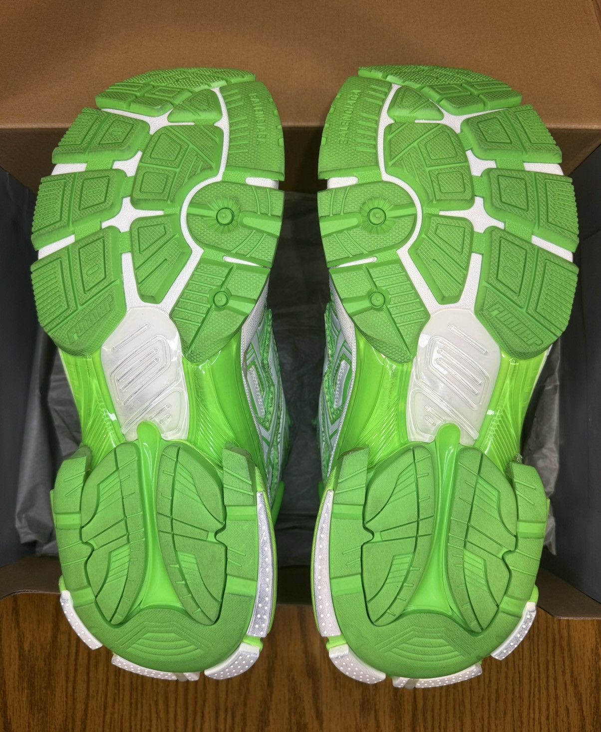 Balenciaga Balenciaga Runner Sneaker (Fluo Green) Size US 11 / EU 44 - 6 Thumbnail