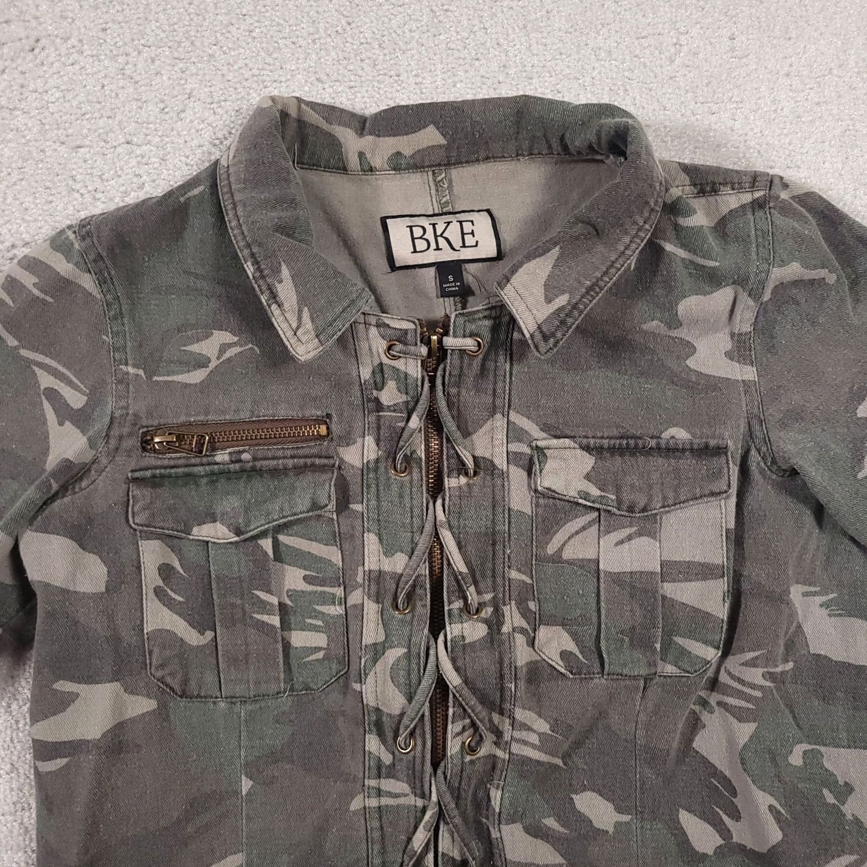 Vintage VINTAGE Buckle Camo Full Zip Casual Jacket Women Small Pockets Military Collared Size S / US 4 / IT 40 - 3 Thumbnail