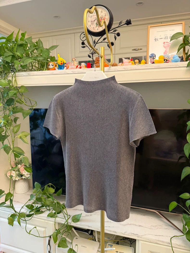 Issey Miyake Issey Miyake size:3 Dark grey pleated high-necked T-shirt Size S / US 4 / IT 40 - 2 Thumbnail