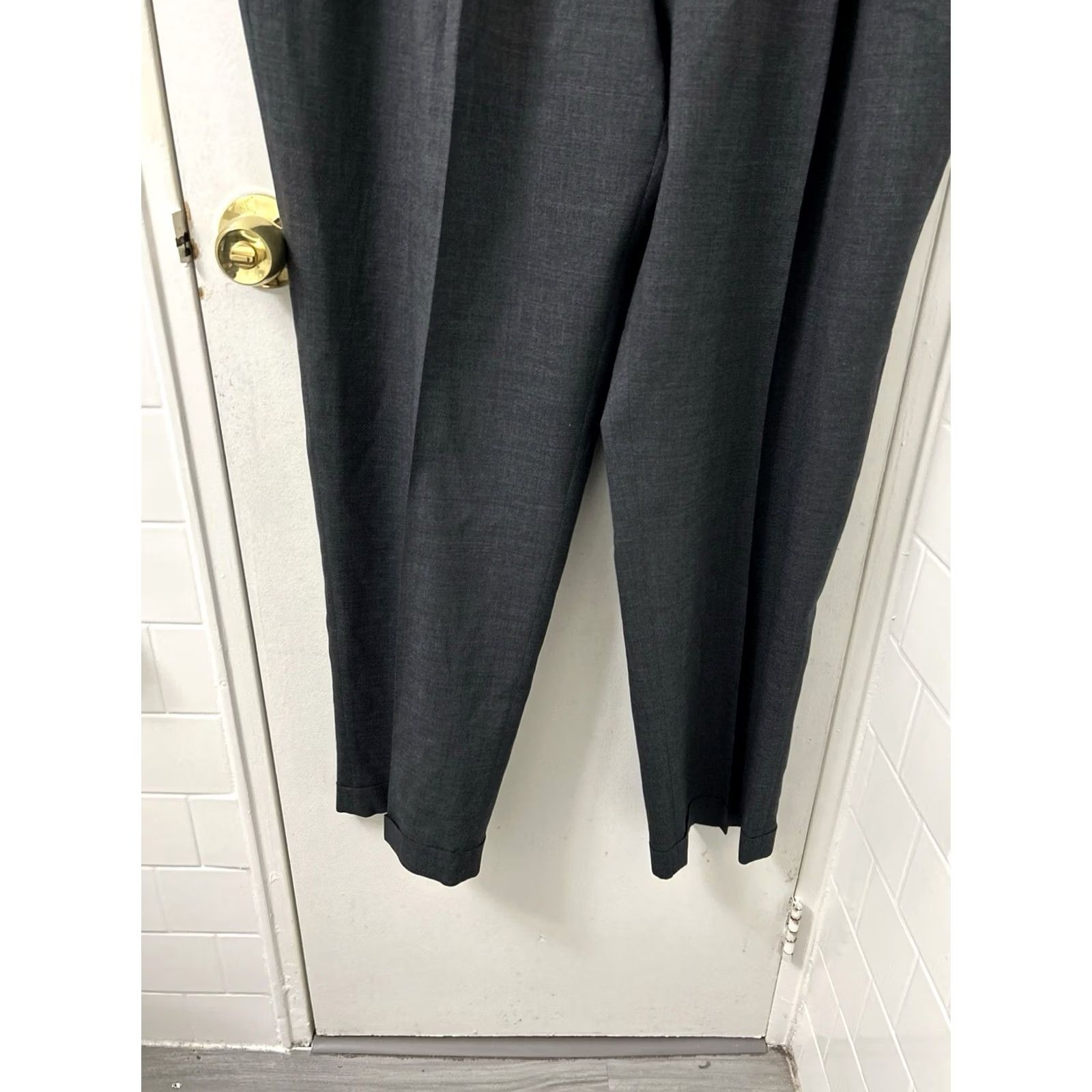 Ralph Lauren VINTAGE? No. Lauren Ralph Lauren Mens Pants Dress Wool 100% Gray 42x32 Cuffed Pleated Classic Straight Inseam 32 Department Men Size US 42 / EU 58 - 3 Thumbnail