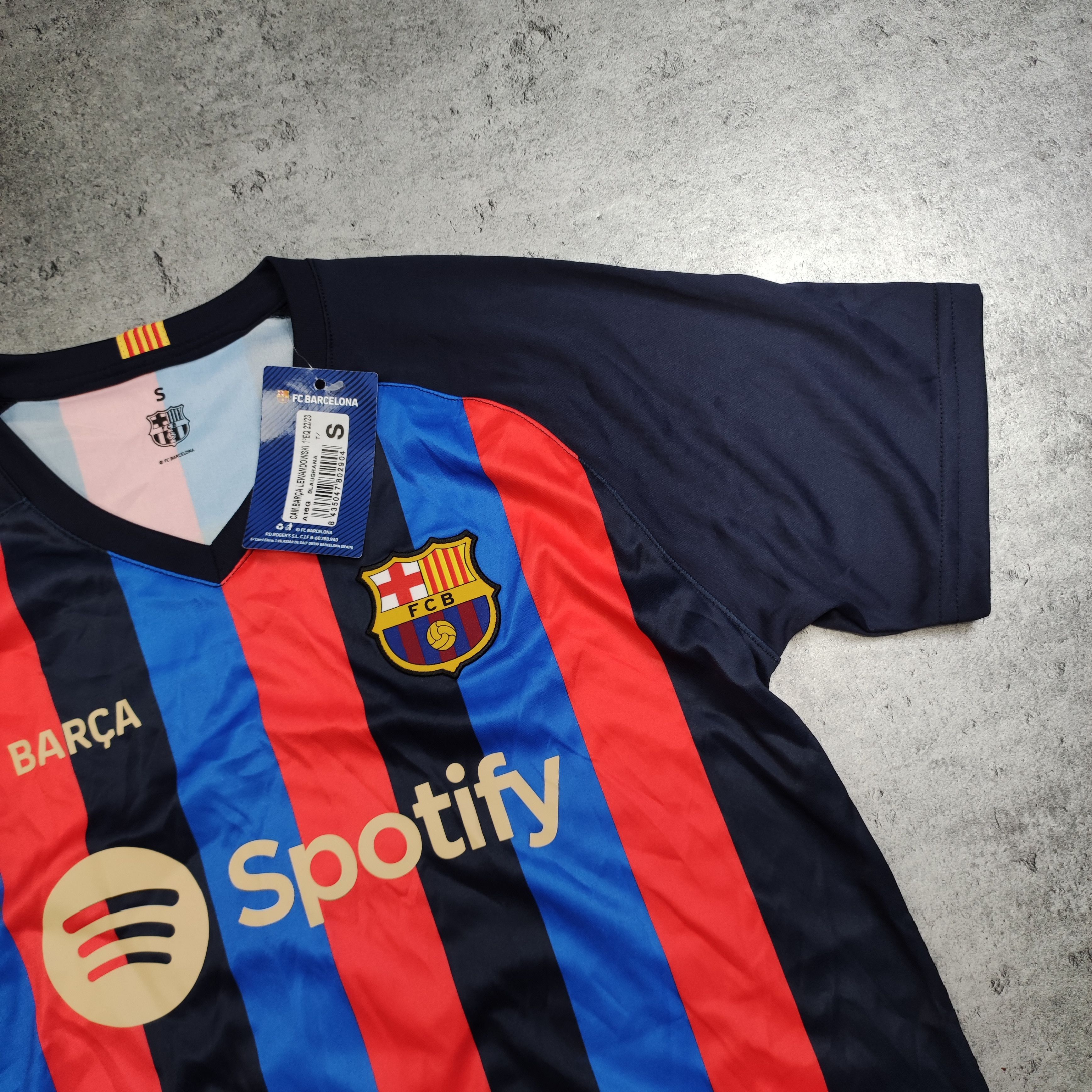 Other RARE Rogers Official Spain FC Barcelona #9 Lewandowski Kit Size US S / EU 44-46 / 1 - 5 Thumbnail