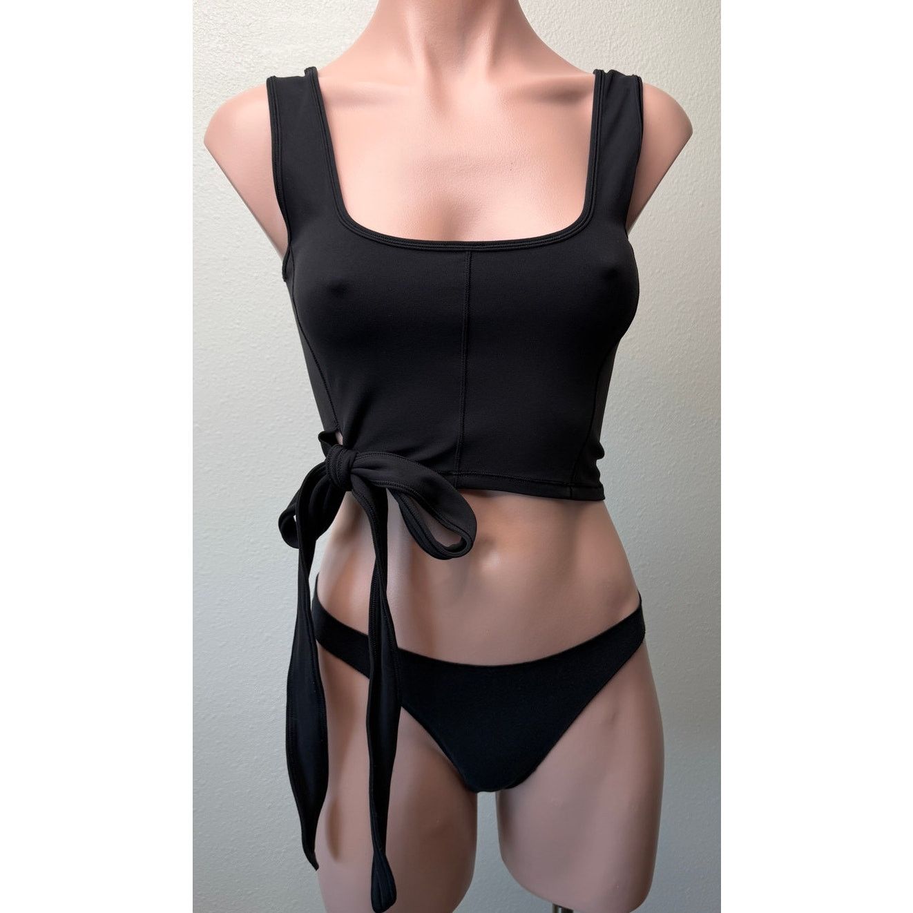 Lululemon Lululemon Get Centred Crop Tank Black Women Size 2 Side Tie Size XS / US 0-2 / IT 36-38 - 1 Thumbnail