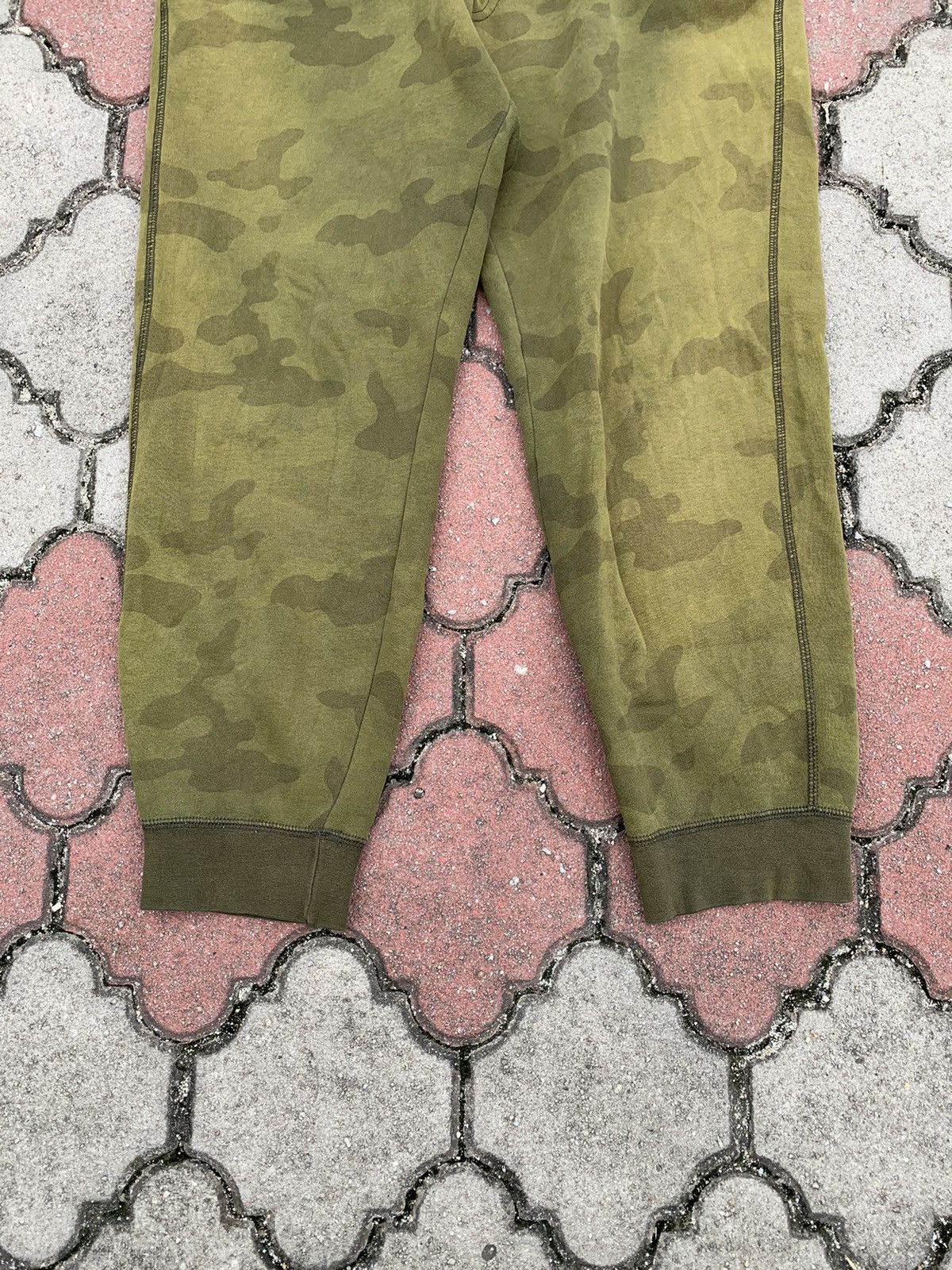 Japanese Brand × Uniqlo Steals! Uniqlo Green Camo Joggers Sweatpants Size US 35 - 4 Thumbnail
