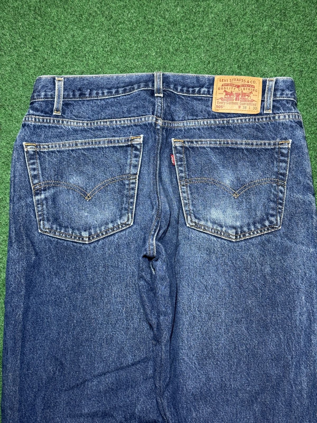 Levi's Vintage Clothing Vintage Levi’s 505 Straight Medium Wash 37x30 Denim Jeans Size US 37 - 2 Thumbnail