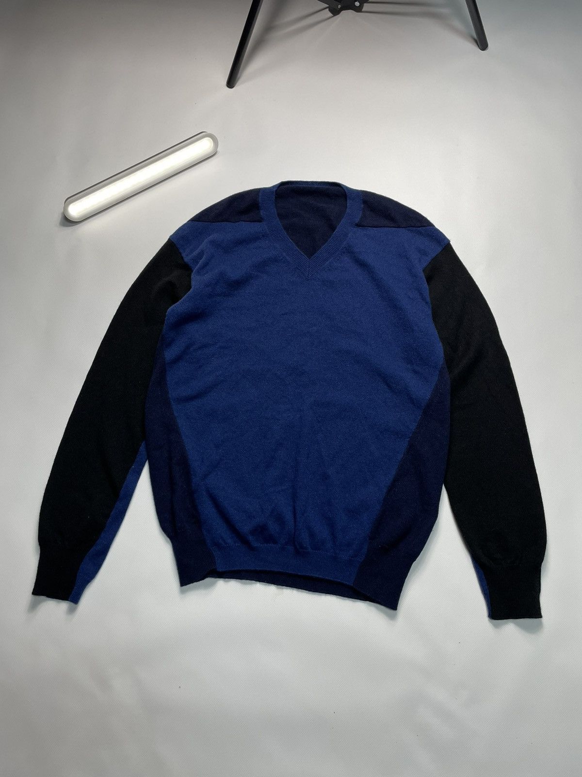 Alexander McQueen Alexander McQueen Silk Cashmere V-Neck Sweater S Size US S / EU 44-46 / 1 - 1 Thumbnail