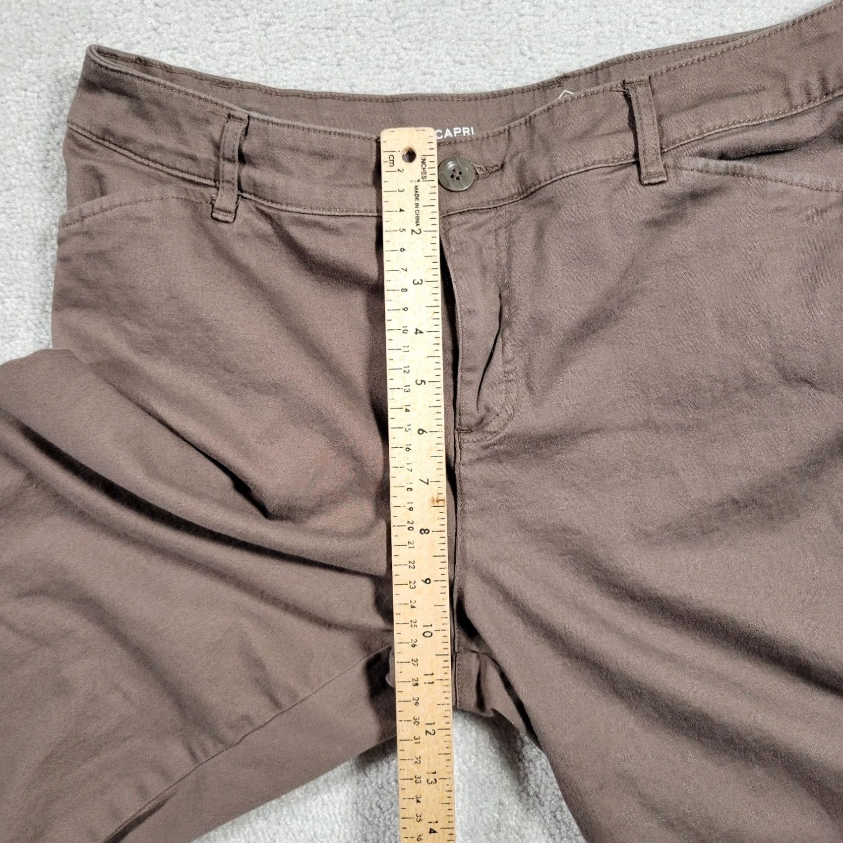 Vintage St. John's Bay Capri Pants Women's 16 Brown Chino Mid-Rise Stretch Pants Capris Slimming Pockets Regular 16 Brown 18in Inseam Mens Womens Girls Boys Size 38" / US 16 / IT 52 - 6 Thumbnail