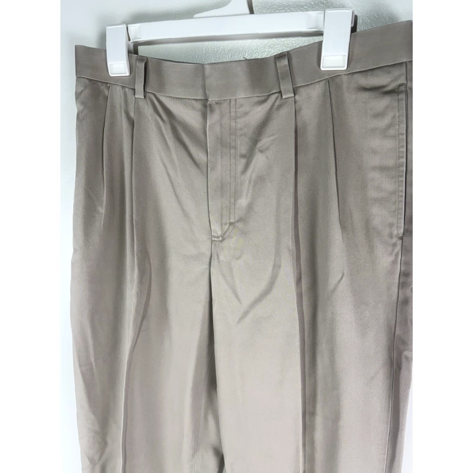 Vintage VINTAGE LL BEAN Dress Pants Men’s Regular 33 x 35.5 Beige 100% Cotton Pleated Mid Rise, Natural Fit, 2 Front/2 Back Pockets (Business, Workwear) Mens Size US 33 - 2 Thumbnail