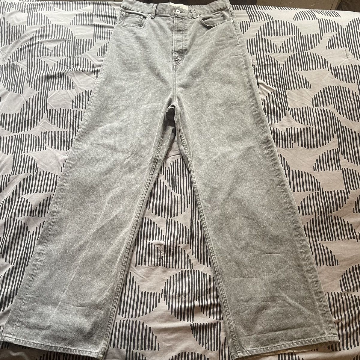 Vujade GREY UNEVEN DYE DENIM PANTS