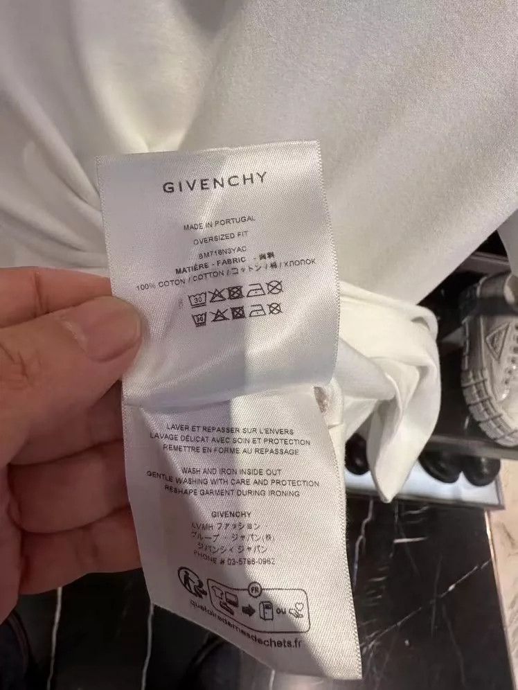 Givenchy Givenchy Brand new short-sleeve T-shirt Size US S / EU 44-46 / 1 - 3 Thumbnail