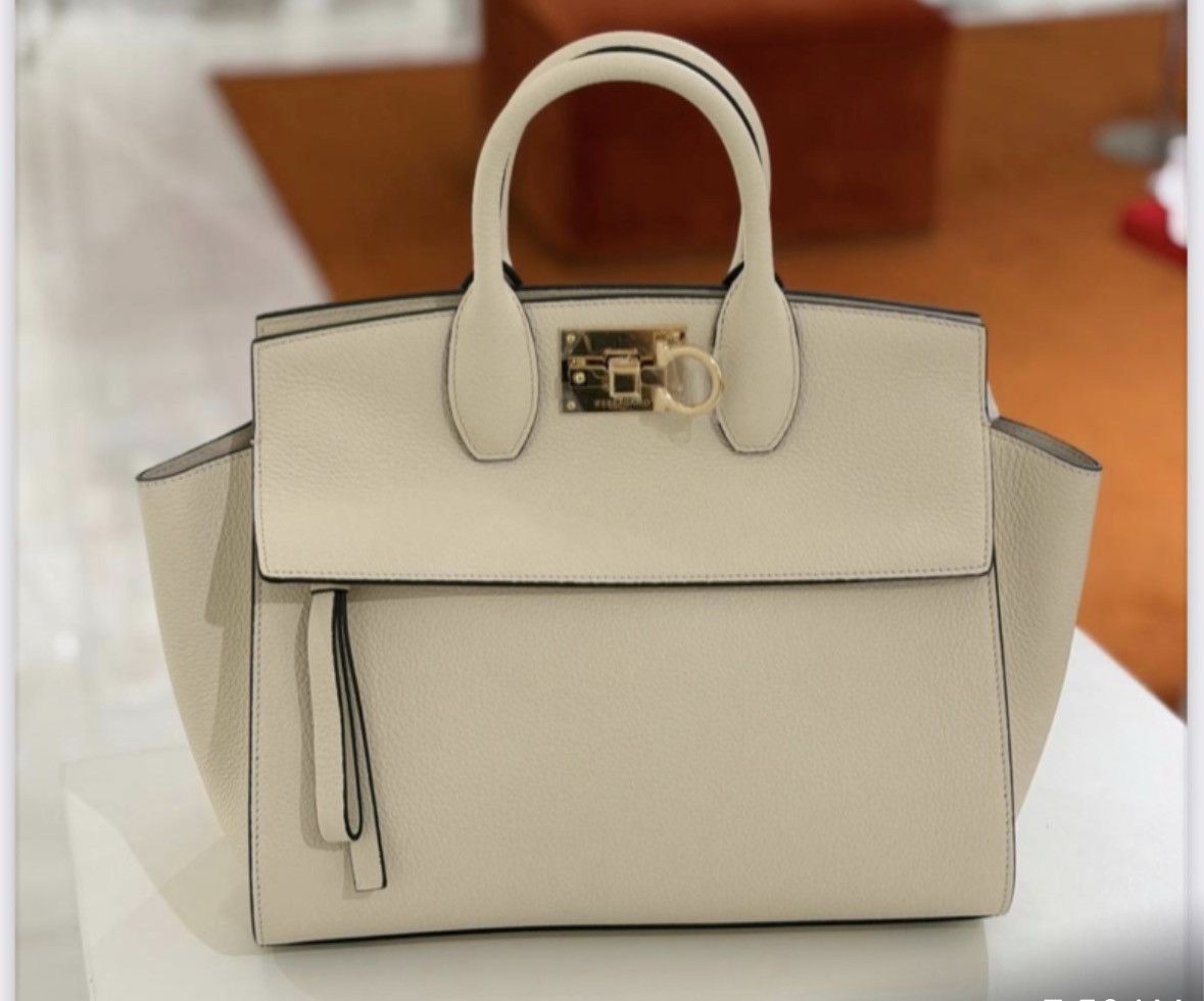 Salvatore Ferragamo o1s1rm0426 Size: OS / Tote Bag in White Size ONE SIZE - 1 Preview