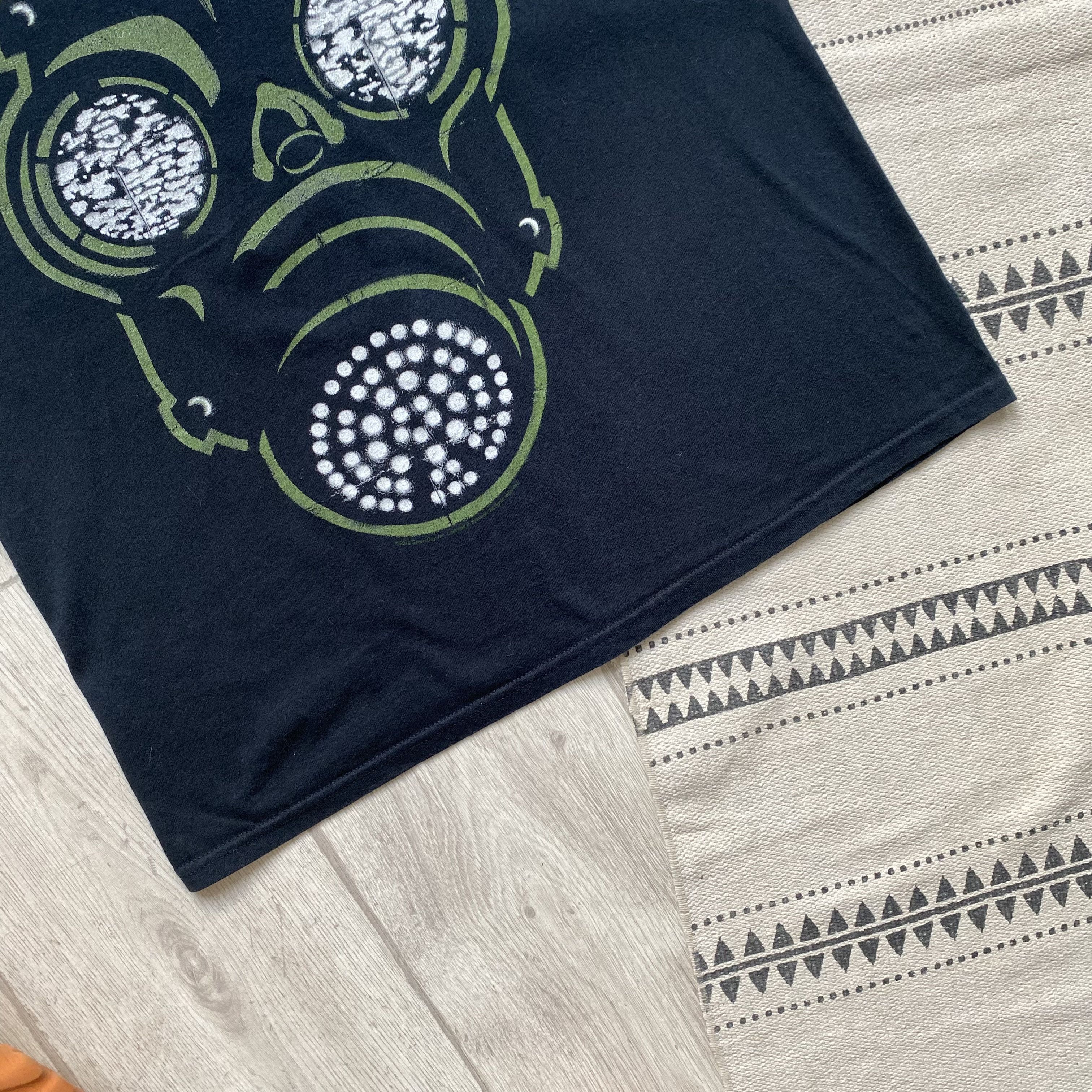 Band Tees Green Day Tee Mask print Y2K Band Rock T-shirt Size US M / EU 48-50 / 2 - 3 Thumbnail