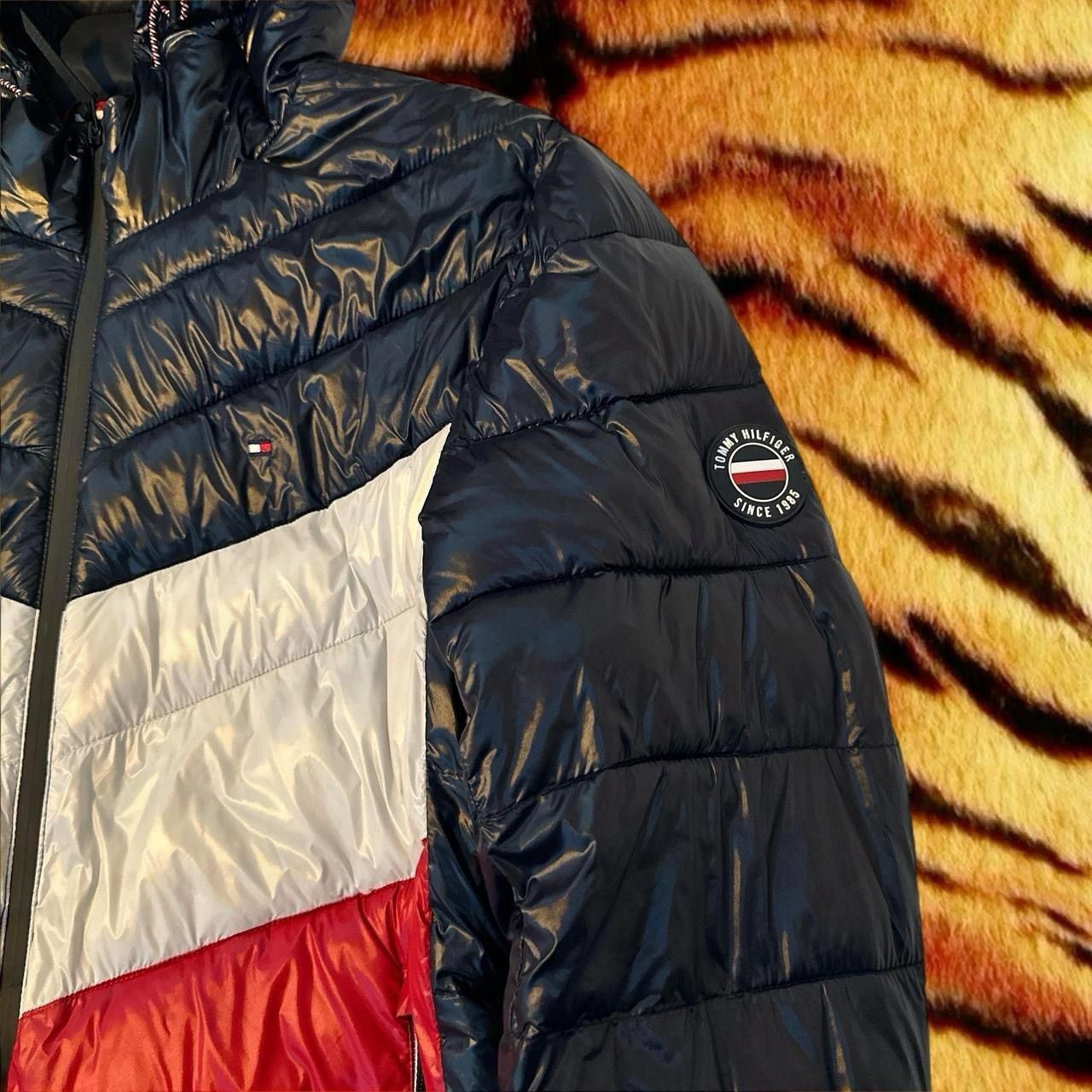 Tommy Hilfiger Tommy Hilfiger black and red puffer jacket Size US L / EU 52-54 / 3 - 3 Thumbnail