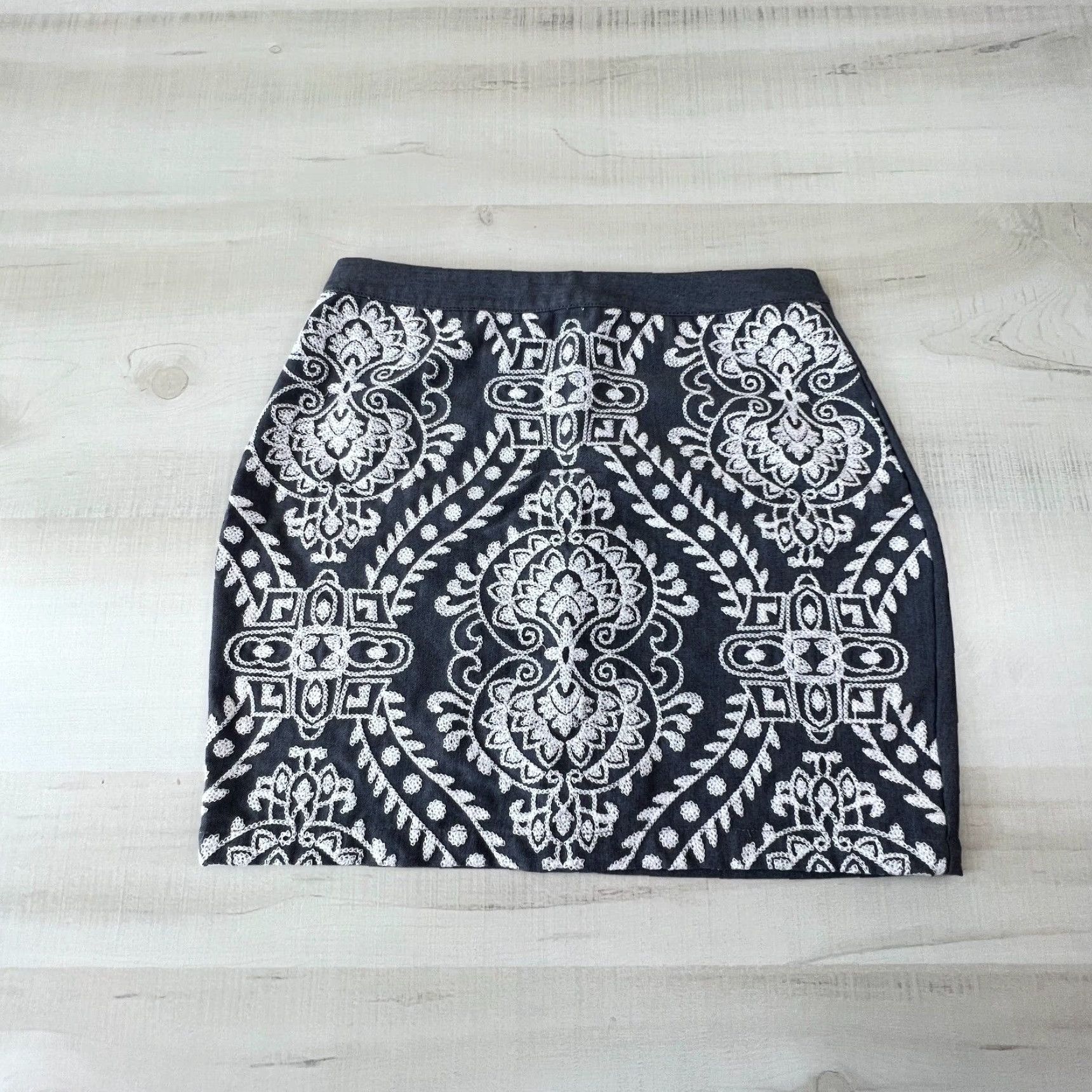 Vintage Fora Womens Mini Skirt Small Gray Embroidered Short Pencil Stretch Casual Size 28" / US 6 / IT 42 - 2 Thumbnail