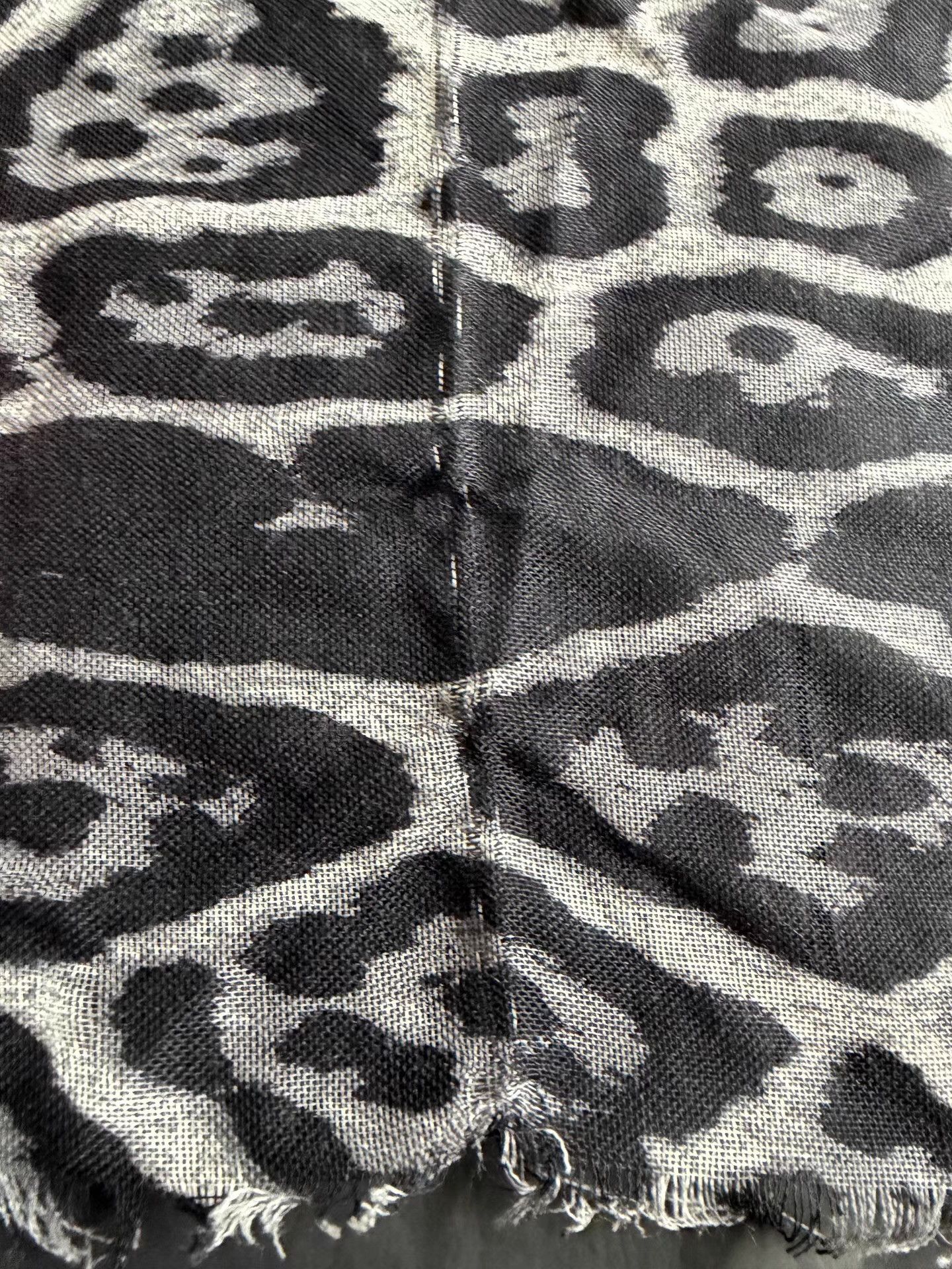 Saint Laurent Paris Saint Laurent leopard print shawl Ｑ23 Size US M / EU 48-50 / 2 - 4 Thumbnail