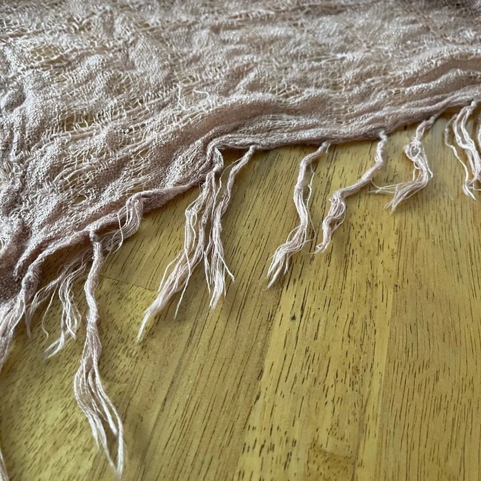The Unbranded Brand Lulu scarf measuring 70”x40” in great condition. Size ONE SIZE - 2 Thumbnail