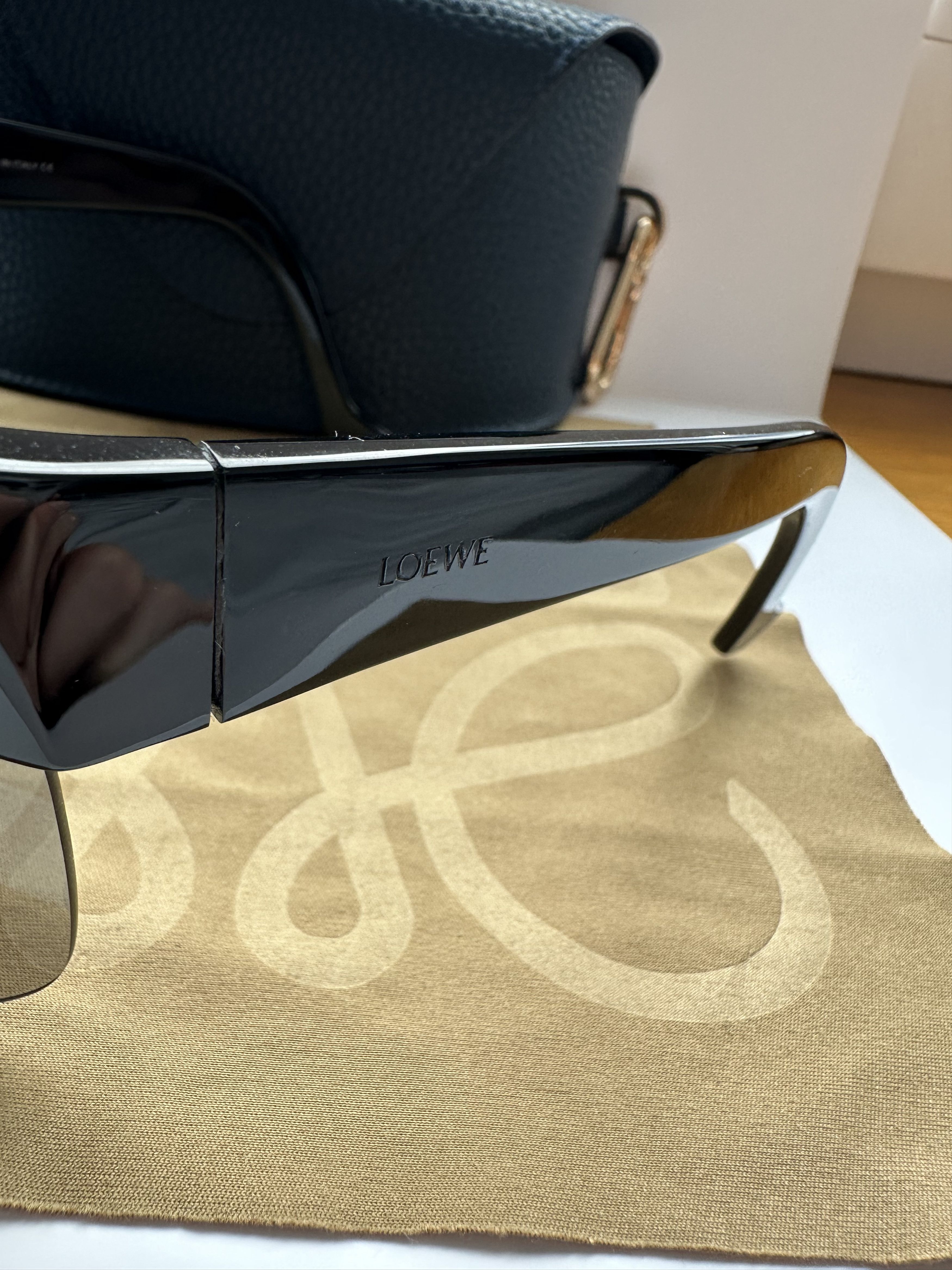 Loewe Loewe Mask Oversized Black Unisex Sunglasses LW40034U Size ONE SIZE - 3 Thumbnail
