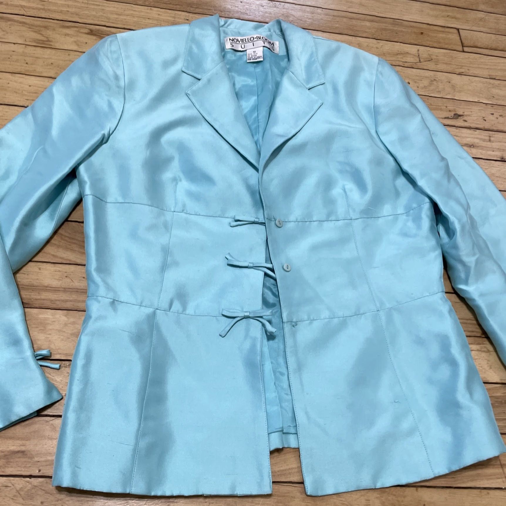 Neiman Marcus Noviello Bloom Suits Silk Jacket Women 10 Blue Blazer Three-Button Notch Lapel Three-Button Front Button Single-Breasted Bow Blazer Size L / US 10 / IT 46 - 3 Thumbnail