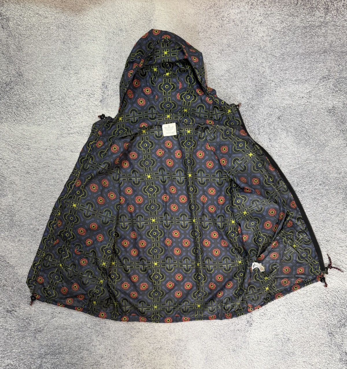 Adidas Adidas Vintage Men Windbreaker Jacket Hooded Retro Pattern M Size US M / EU 48-50 / 2 - 13 Thumbnail